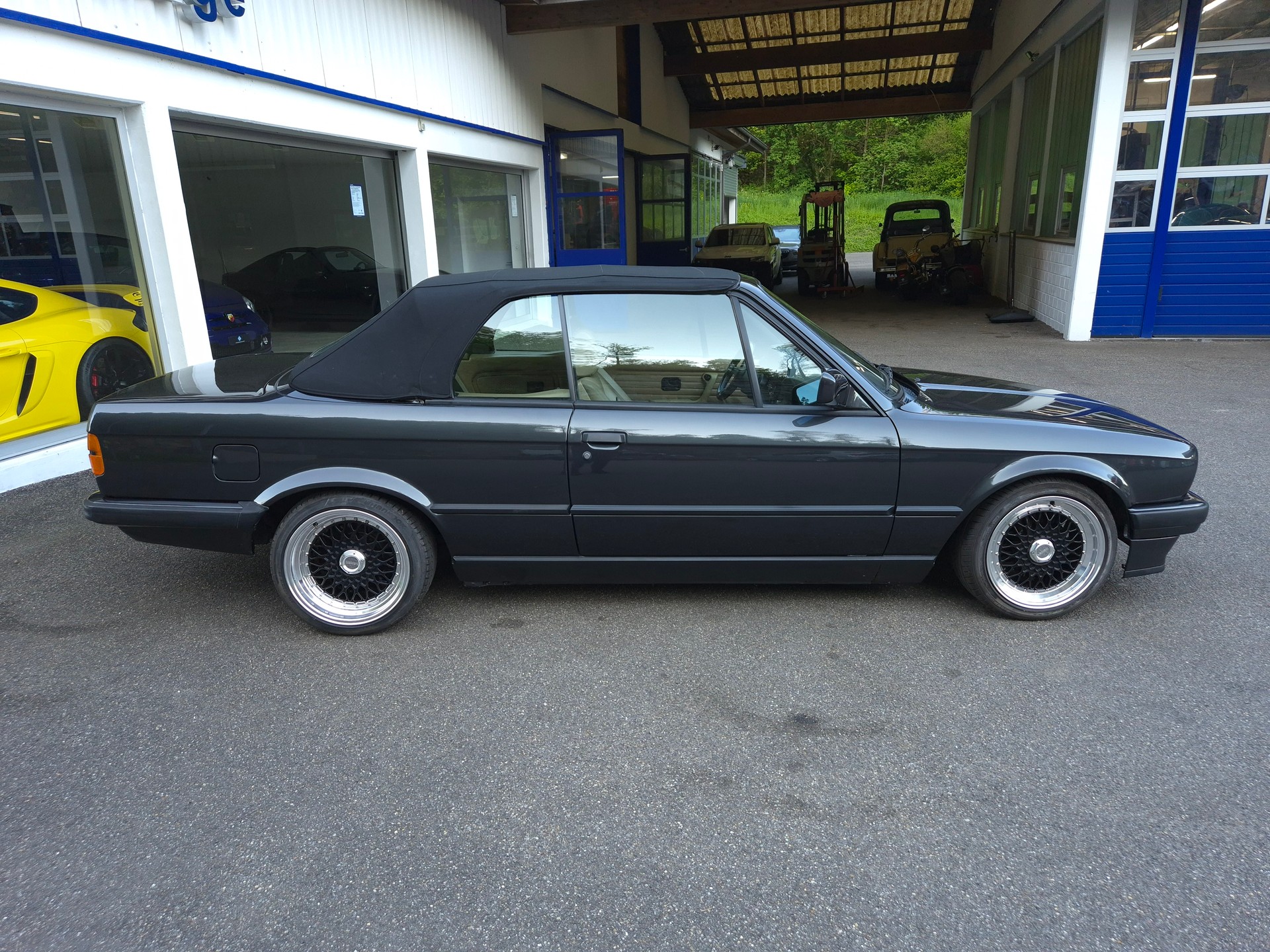 BMW 320i Cabrio-image-17
