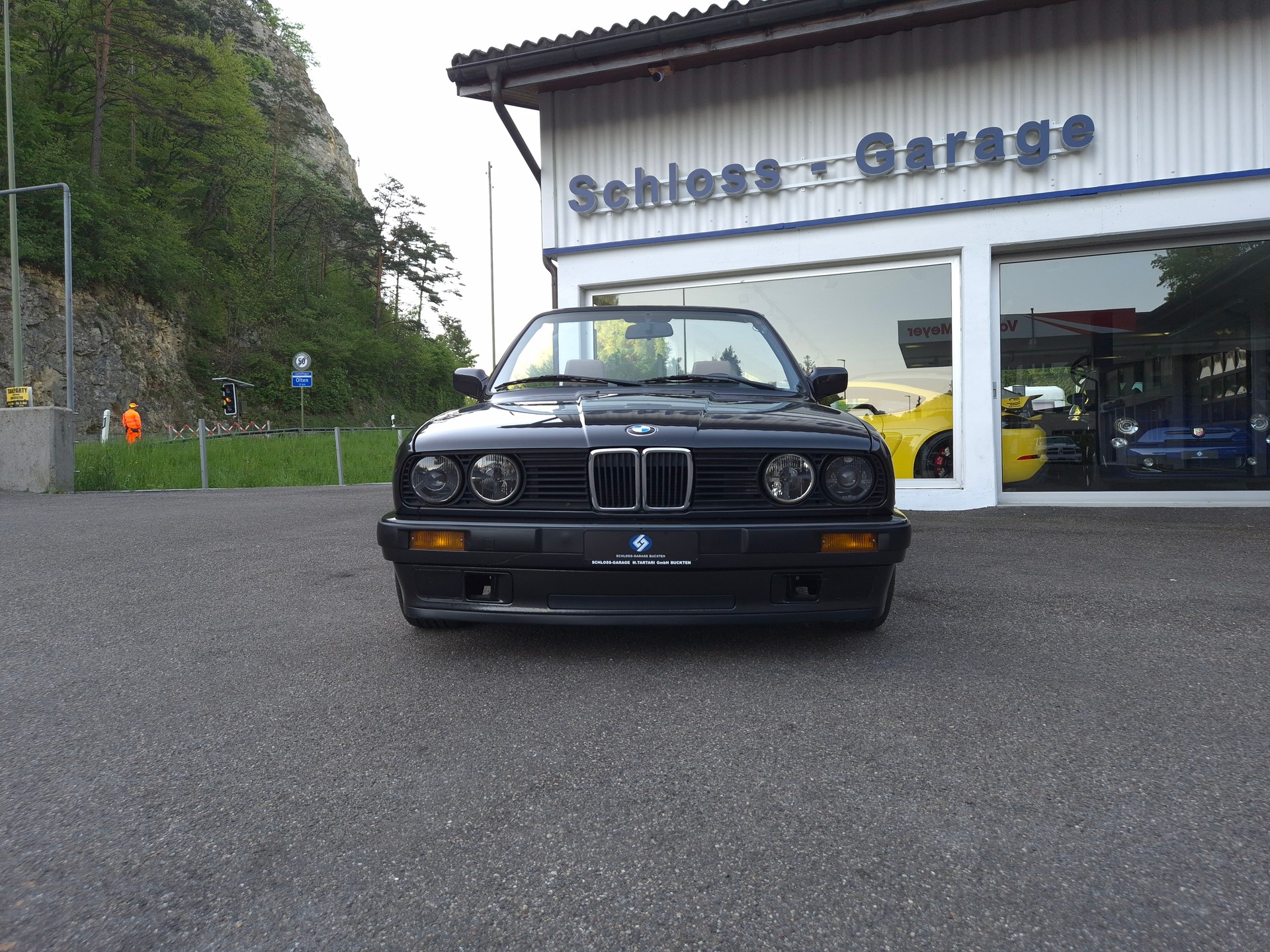 BMW 320i Cabrio-image-3