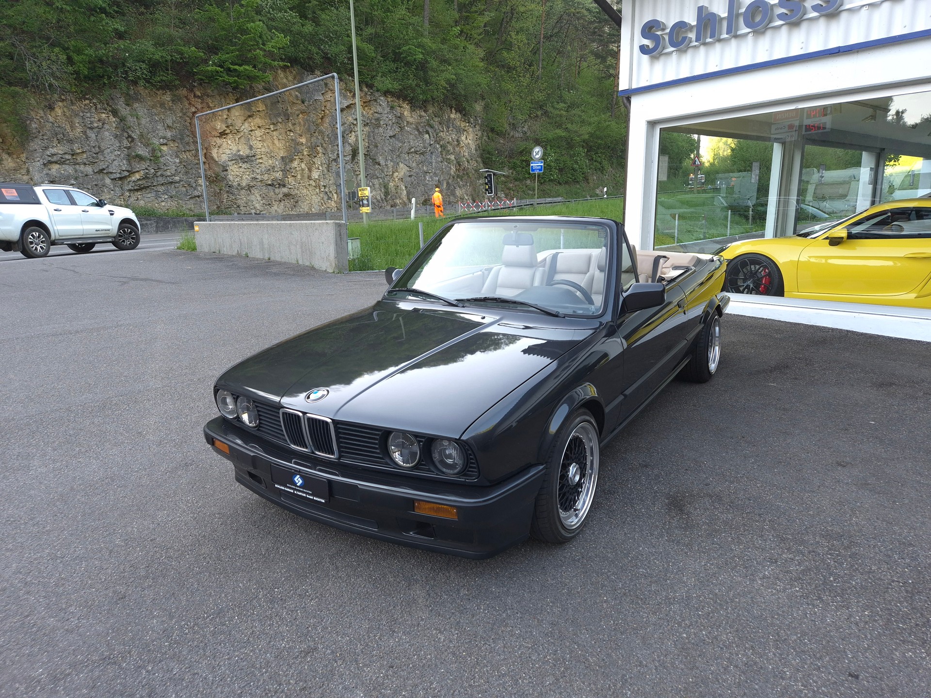 BMW 320i Cabrio-image-4