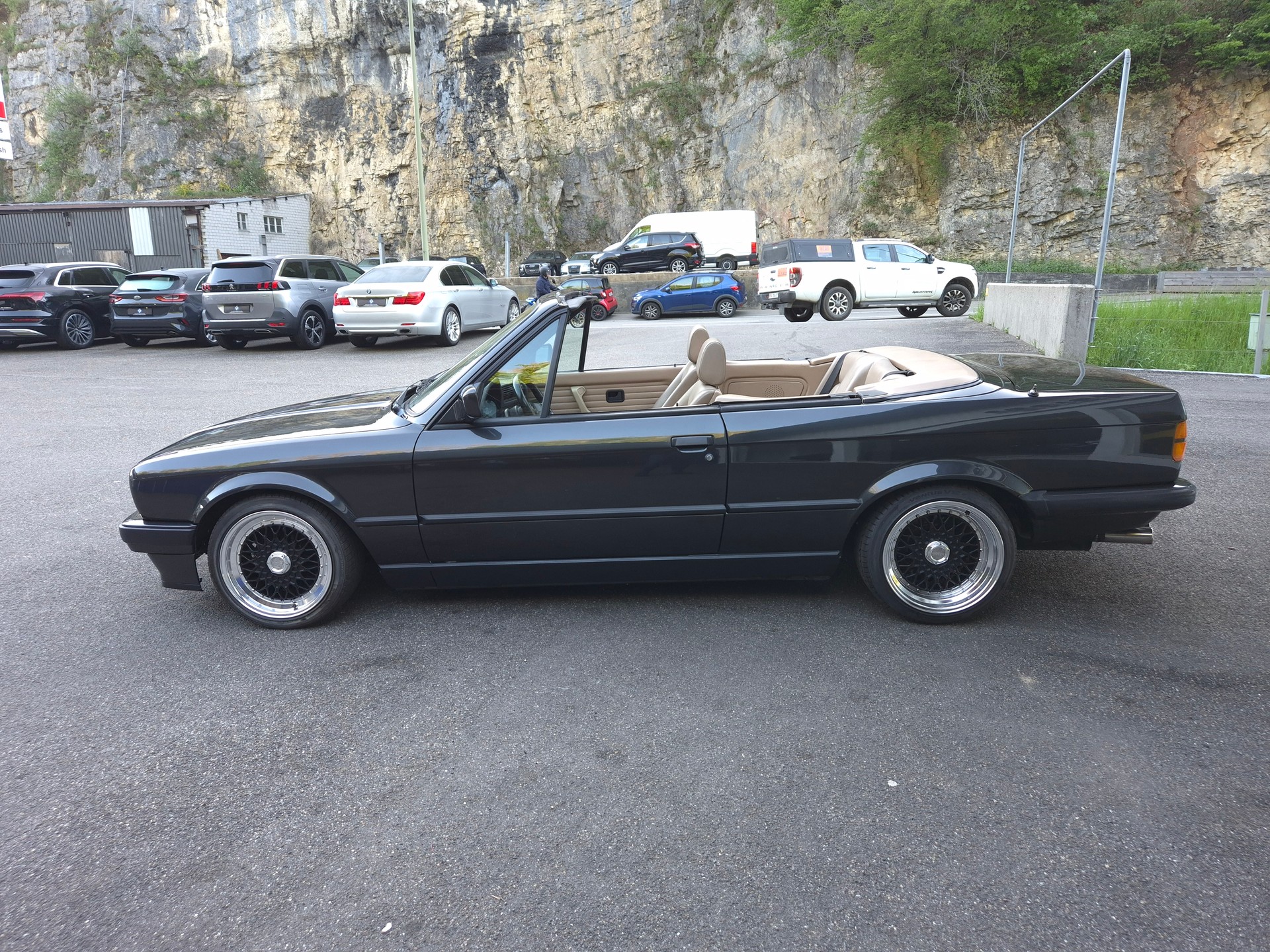 BMW 320i Cabrio-image-7