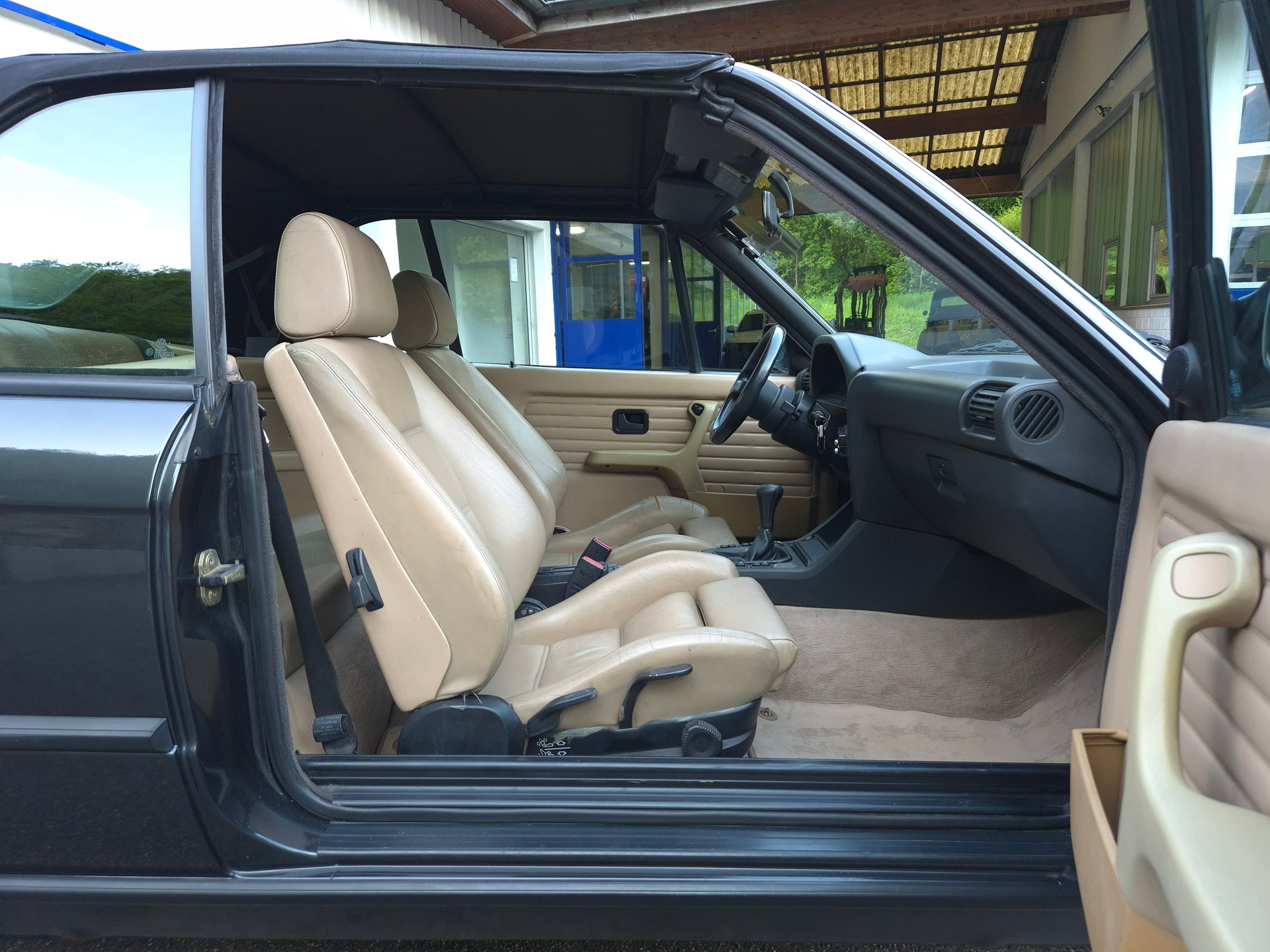 BMW 320i Cabrio-image-23