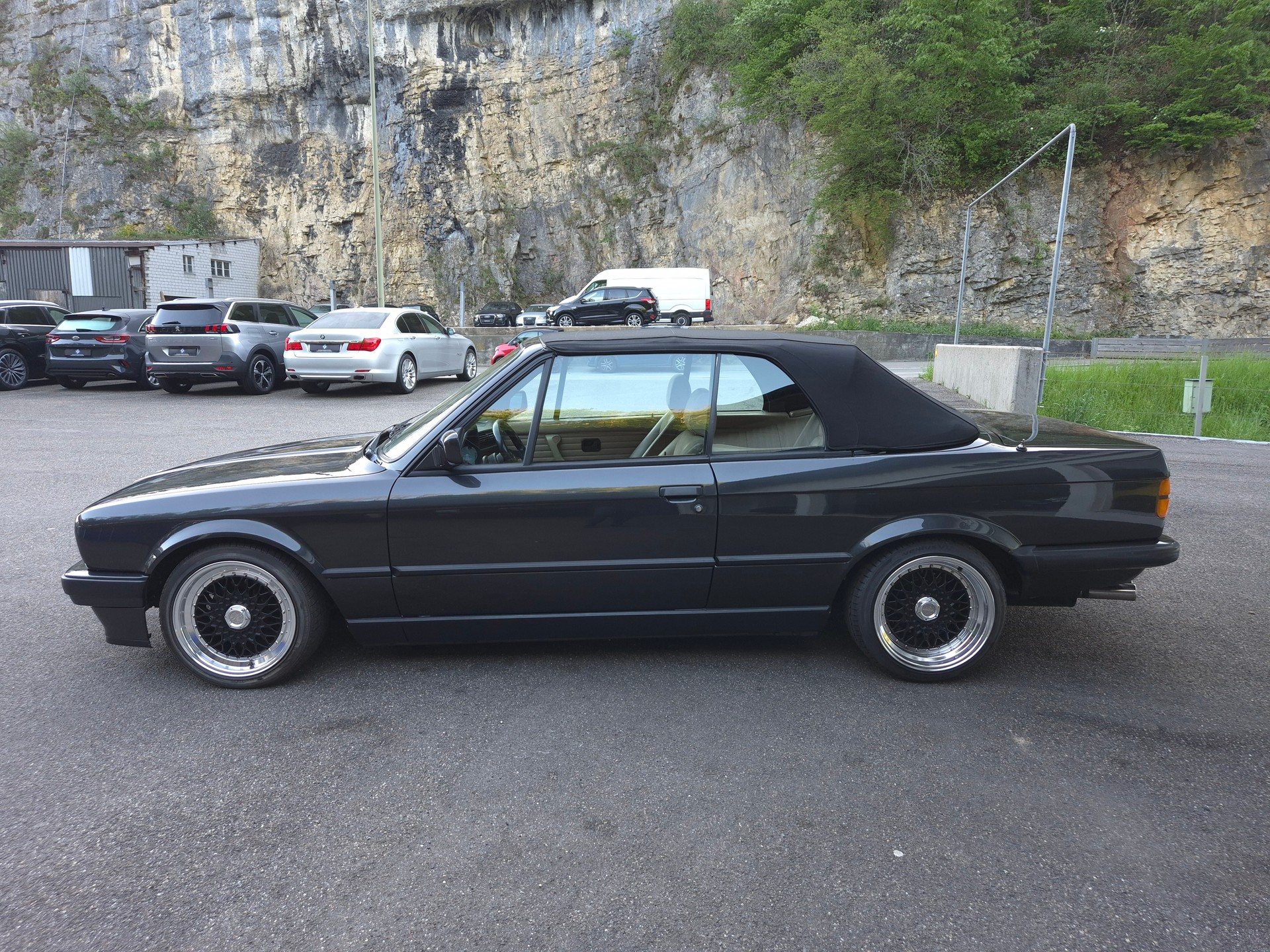BMW 320i Cabrio-image-8