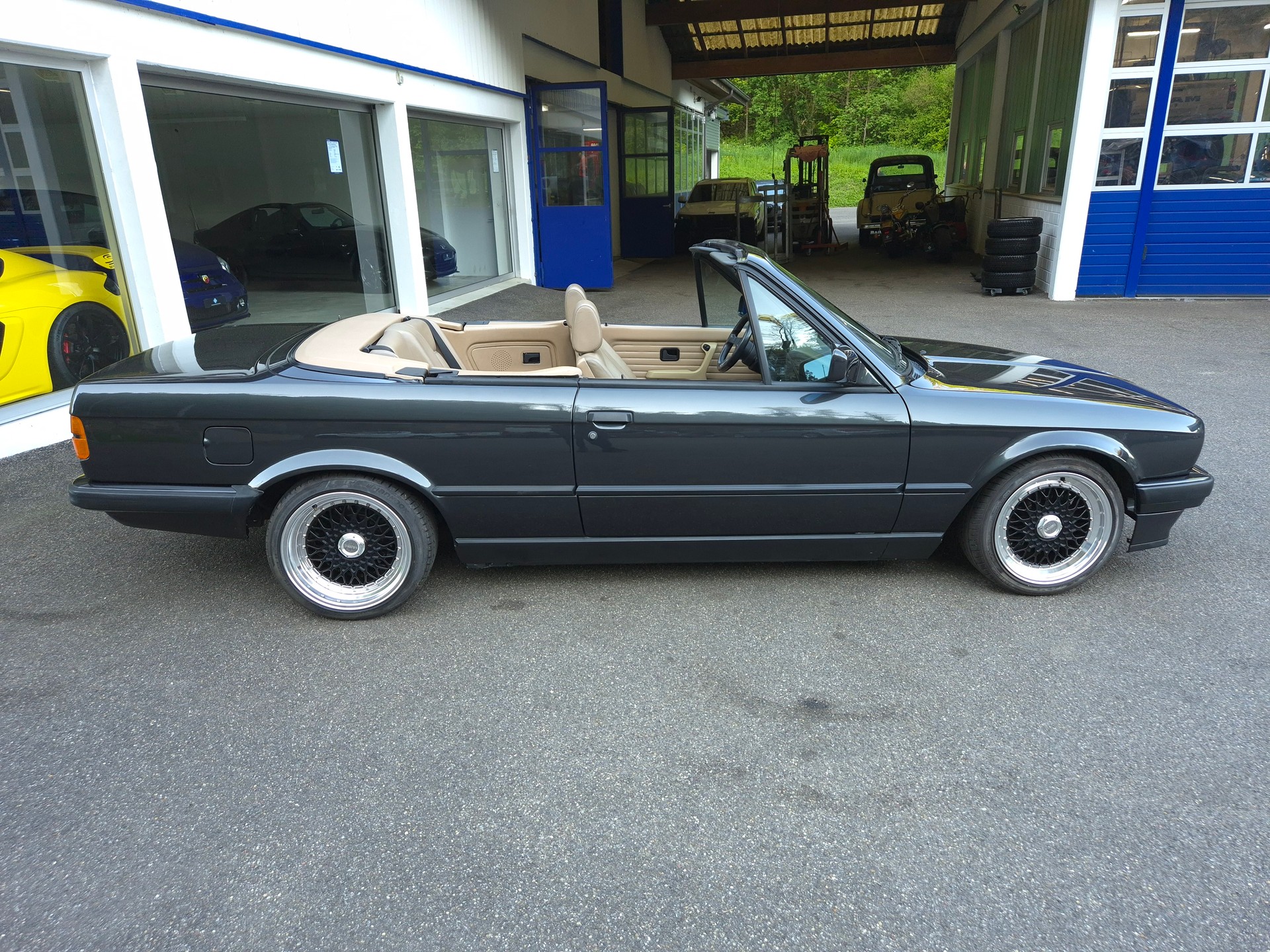 BMW 320i Cabrio-image-16