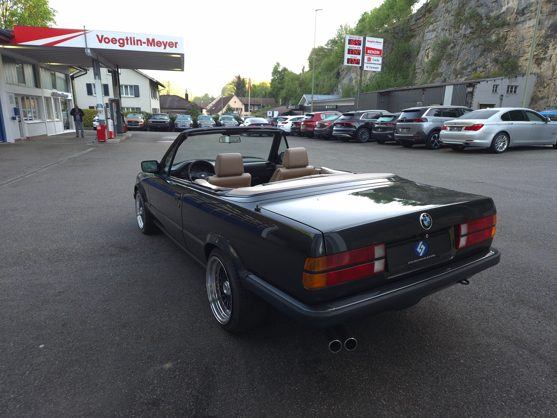 BMW 320i Cabrio-image-10