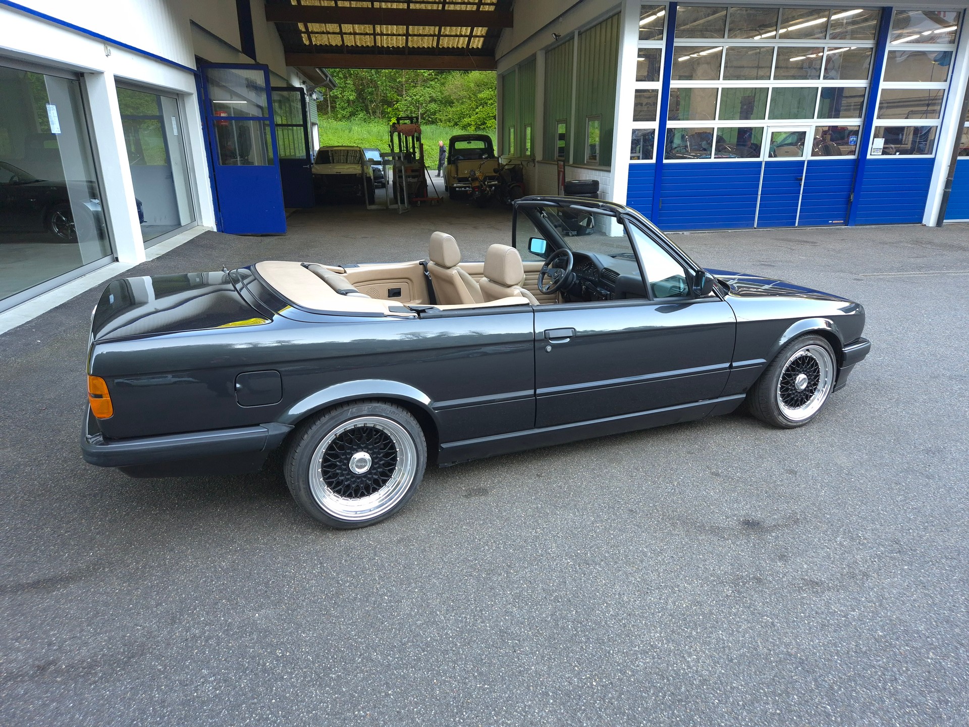 BMW 320i Cabrio-image-15