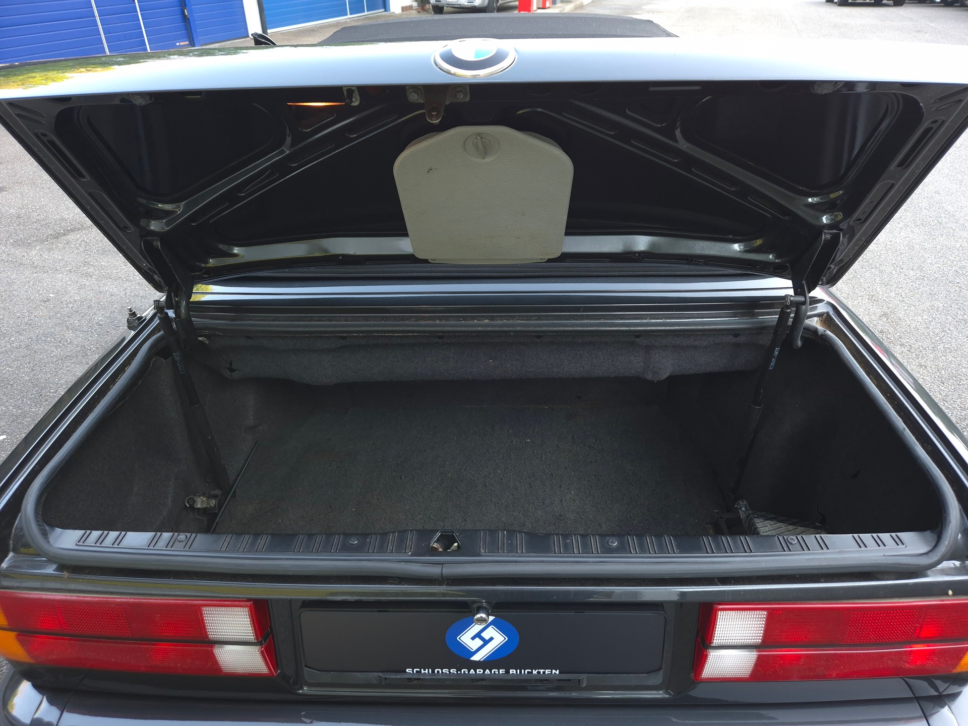 BMW 320i Cabrio-image-25