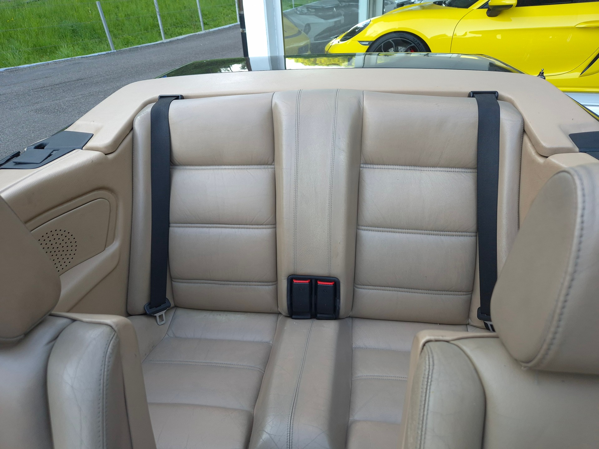 BMW 320i Cabrio-image-24