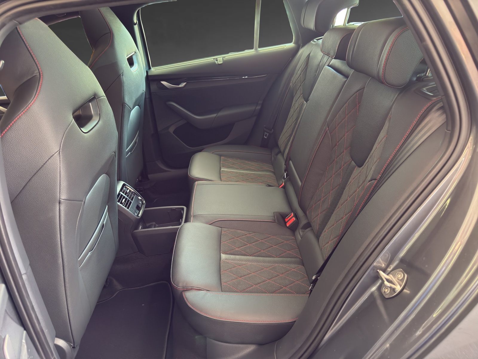SKODA Octavia Combi 2.0 TSI DSG RS-image-6