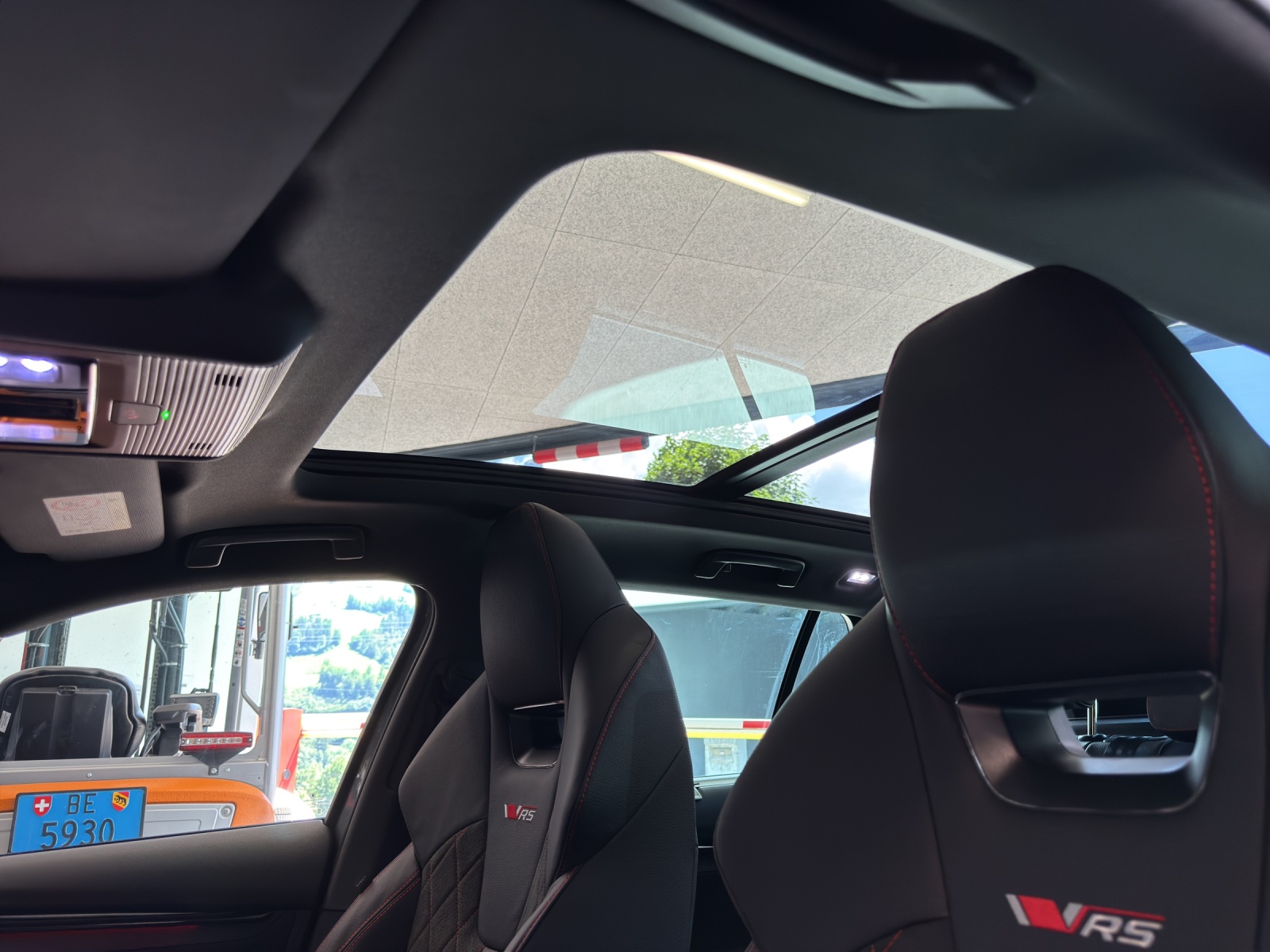 SKODA Octavia Combi 2.0 TSI DSG RS-image-13