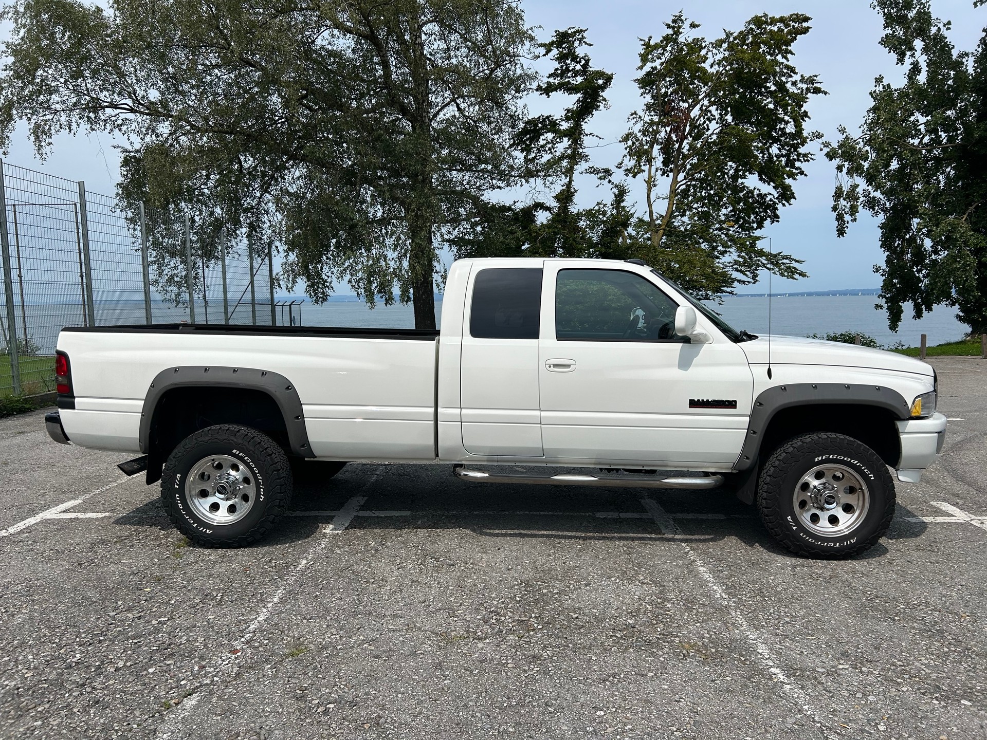 DODGE Ram 2500 Cummins SLT-image-3