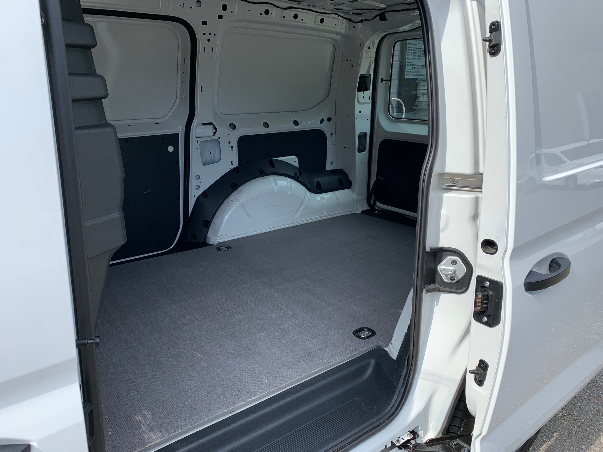 VW Caddy Cargo 2.0TDI Maxi 4Motion-image-13