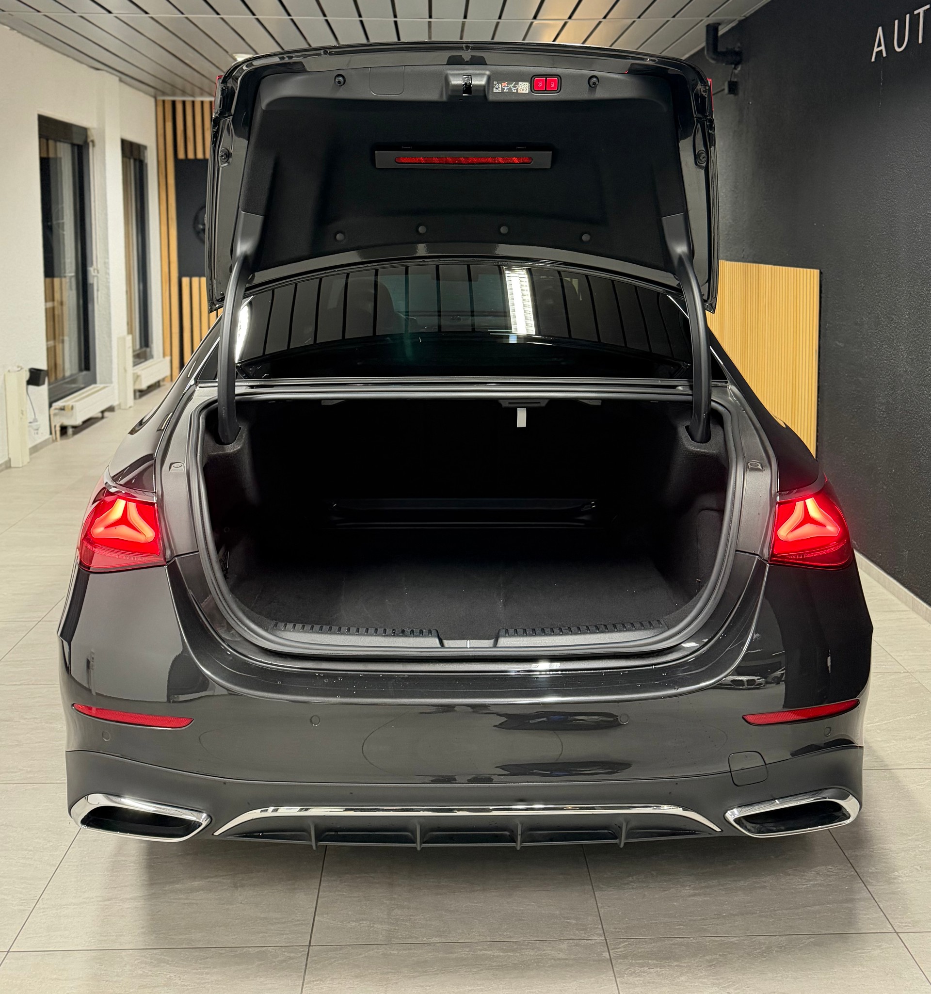 MERCEDES-BENZ E 220 d 4Matic 9G-Tronic-image-5