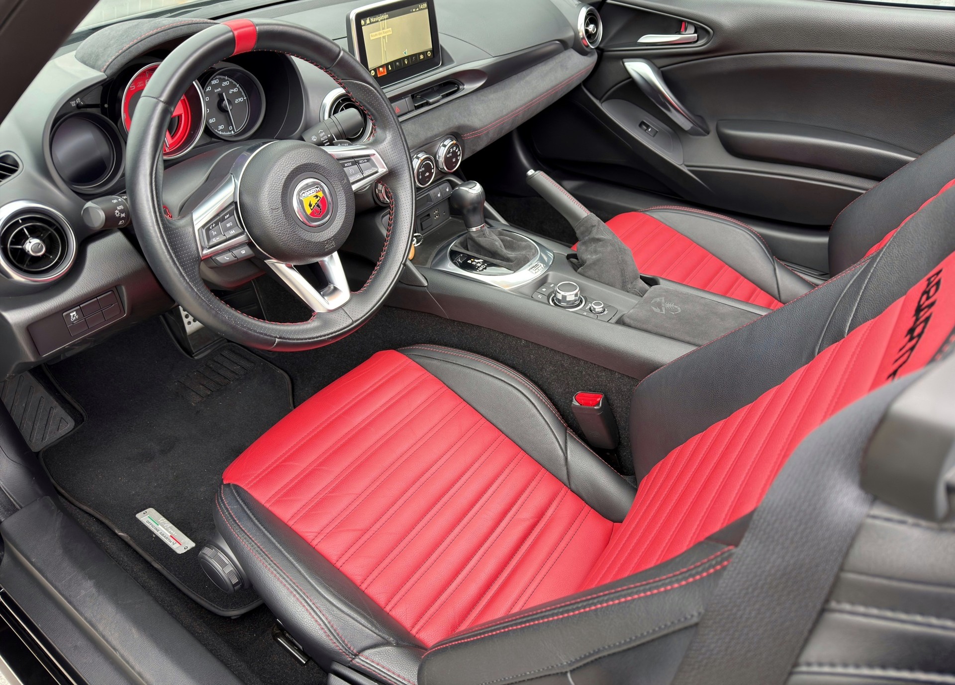 FIAT 124 Spider 1.4 TB Abarth Automatic-image-11