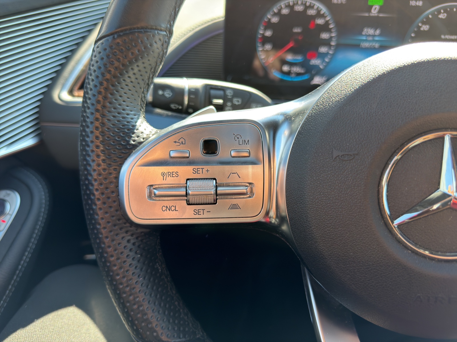 MERCEDES-BENZ EQC 400 AMG Line 4Matic-image-16