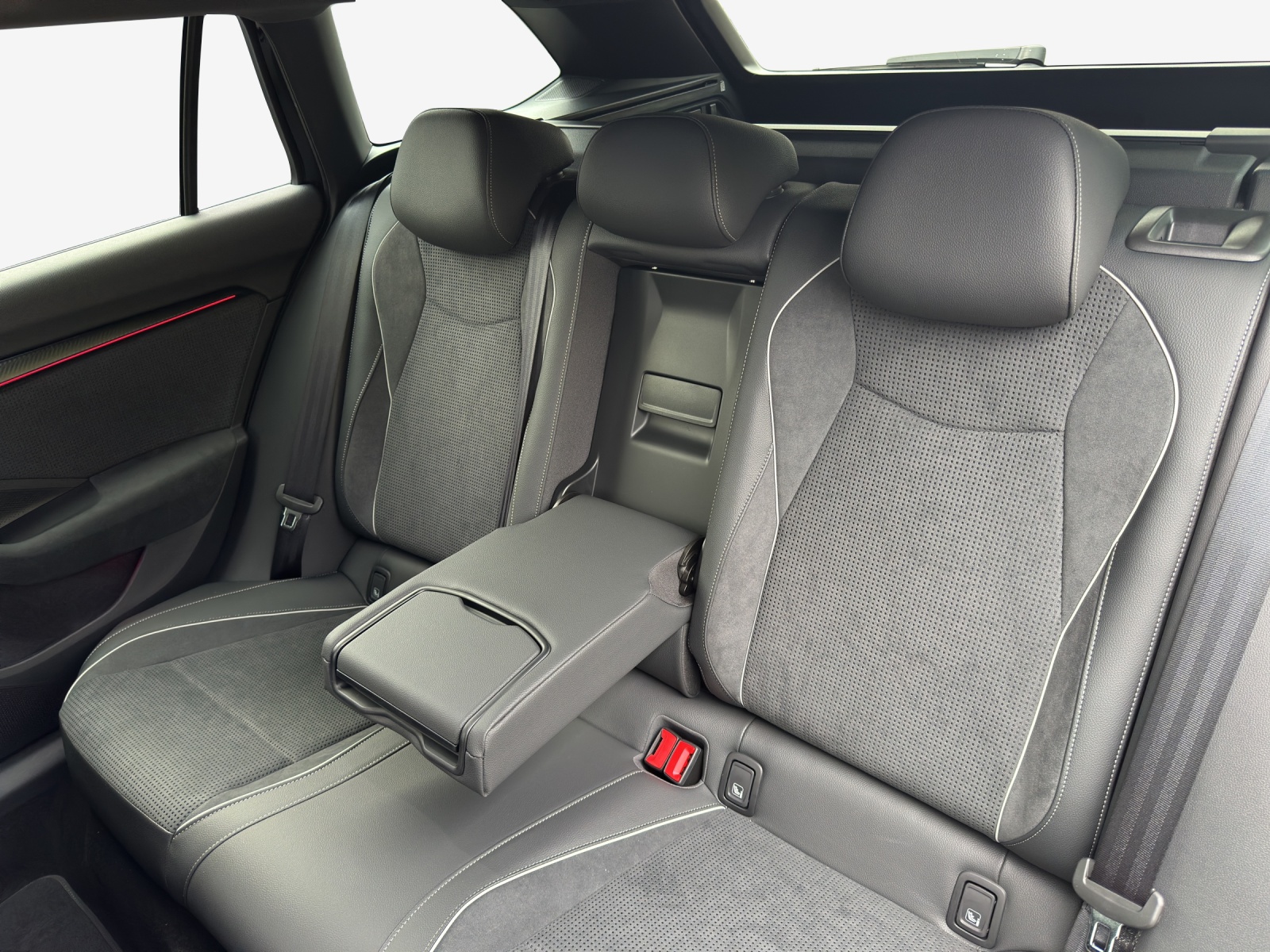 SKODA Superb Combi 2.0 TSI Sportline 4x4 DSG-image-11