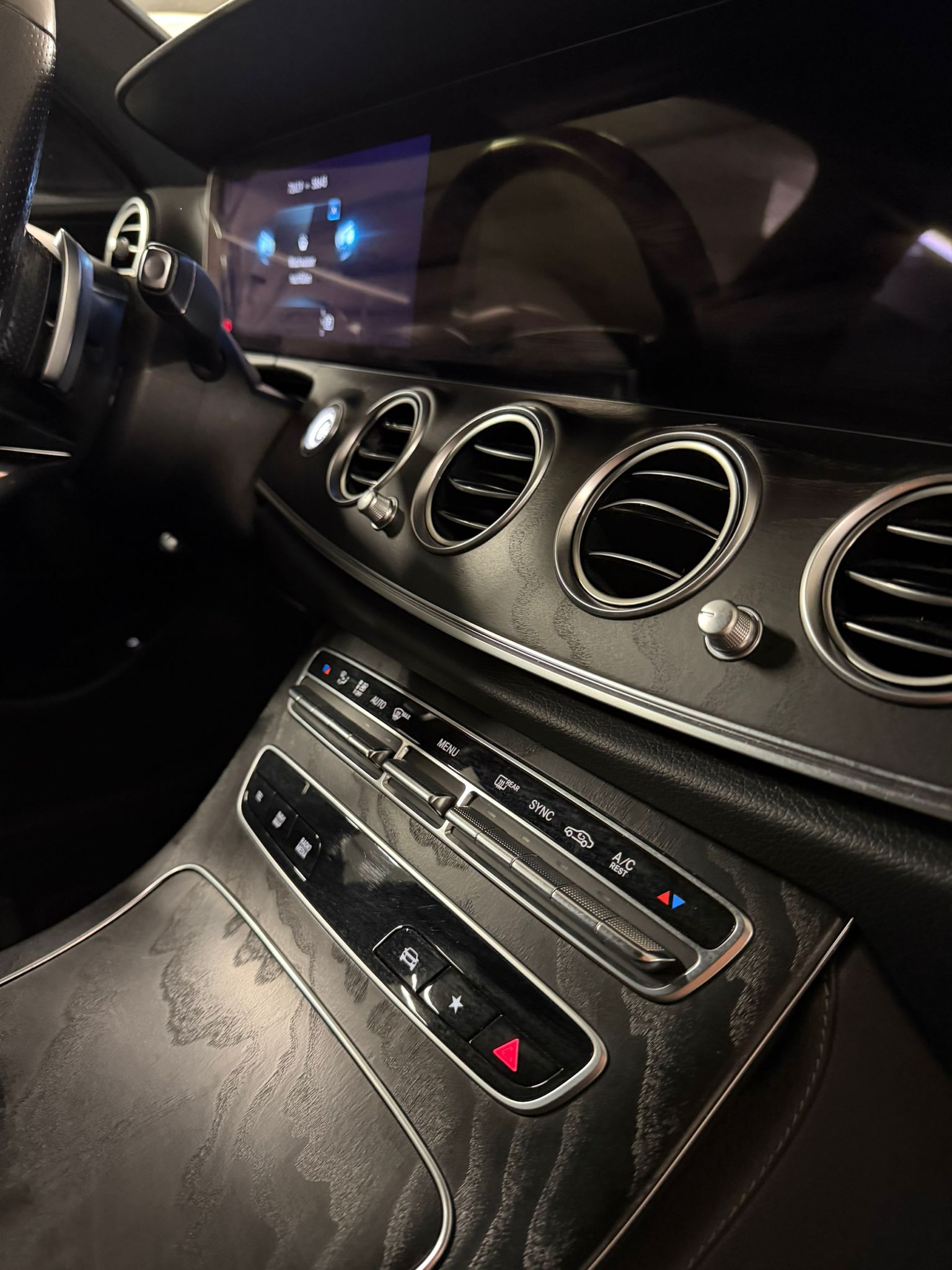 MERCEDES-BENZ E 220 d AMG Line 9G-Tronic-image-12