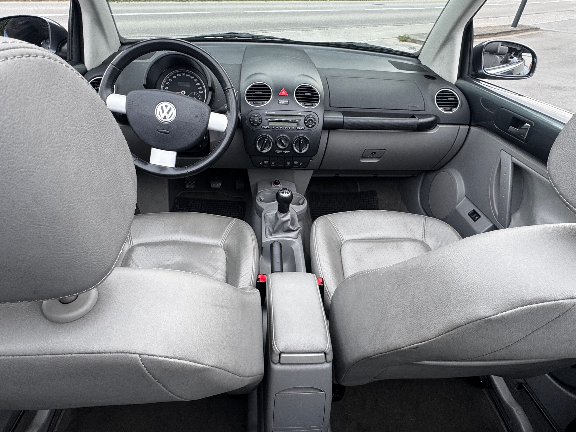 VW Beetle Cabrio 1.8 T Sixty-image-11