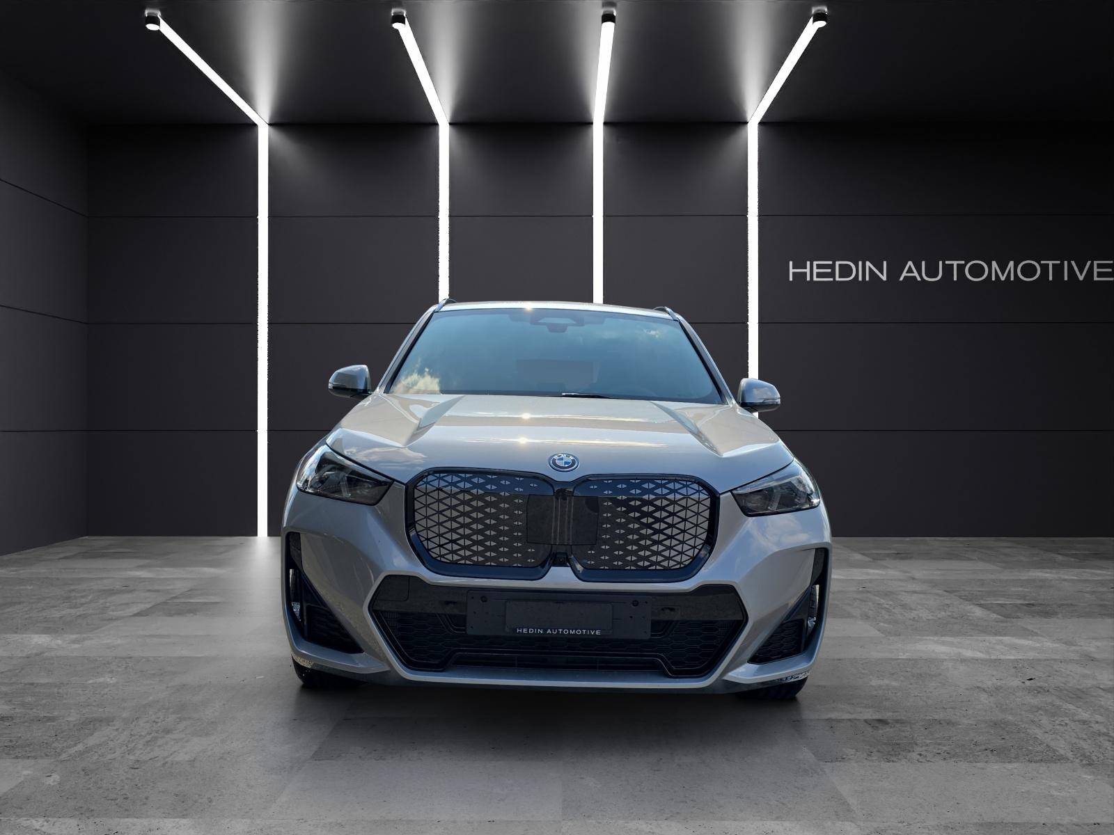 BMW iX1 30 xDrive-showroom-element-1
