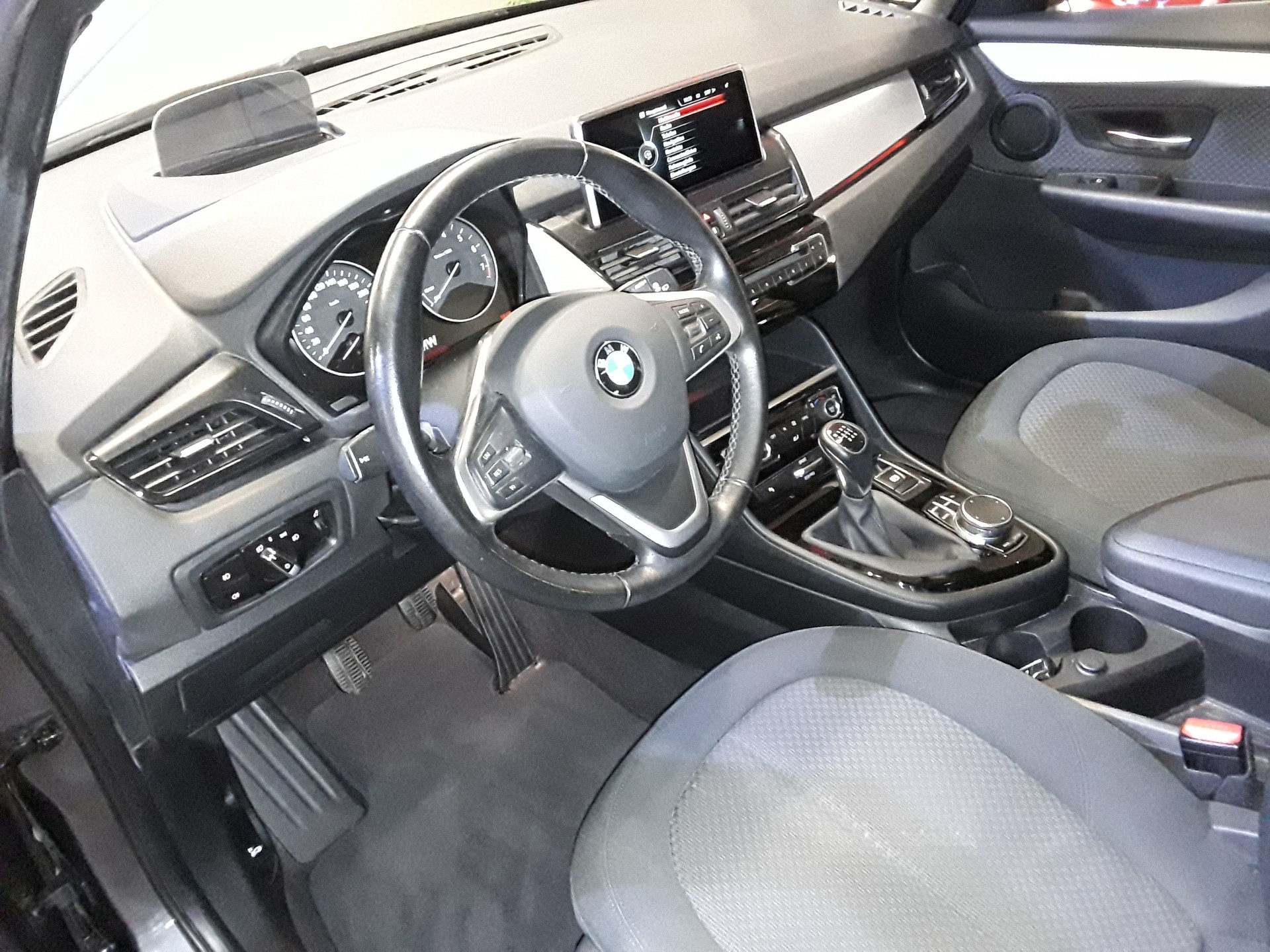 BMW 220i Active Tourer-image-5