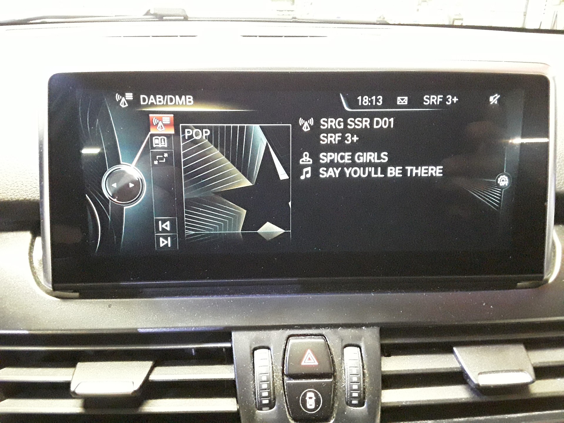 BMW 220i Active Tourer-image-12