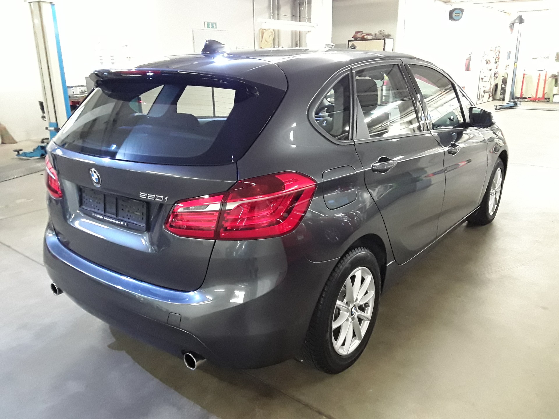 BMW 220i Active Tourer-image-2