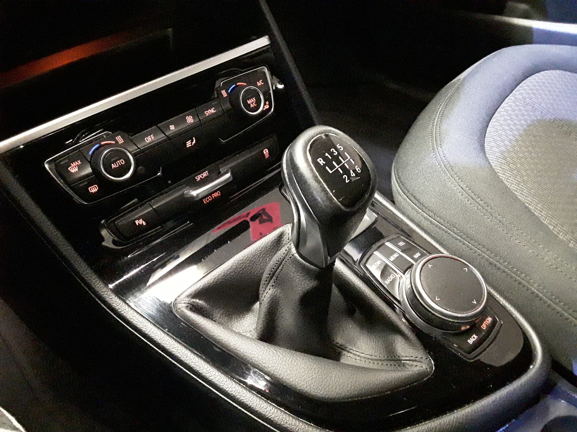 BMW 220i Active Tourer-image-10