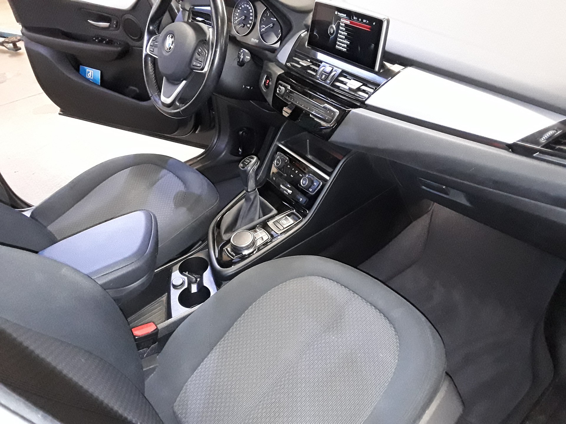 BMW 220i Active Tourer-image-9