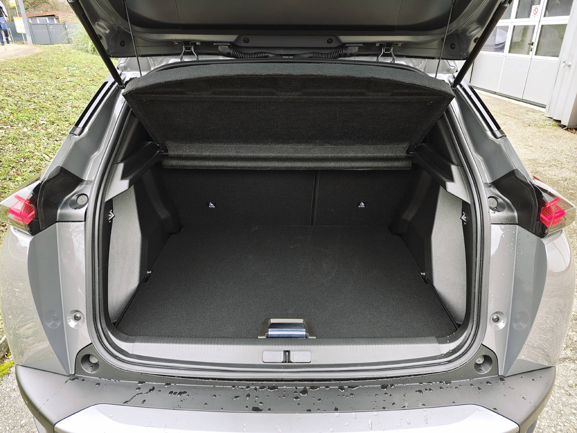 PEUGEOT 2008 e-Allure-image-4