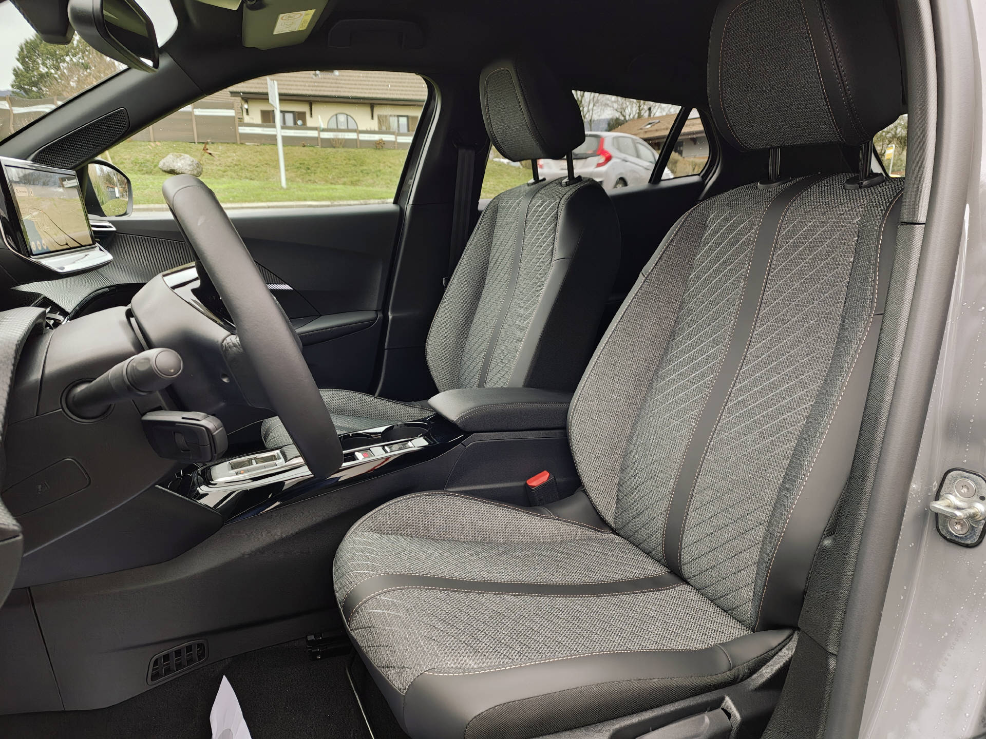 PEUGEOT 2008 e-Allure-image-9