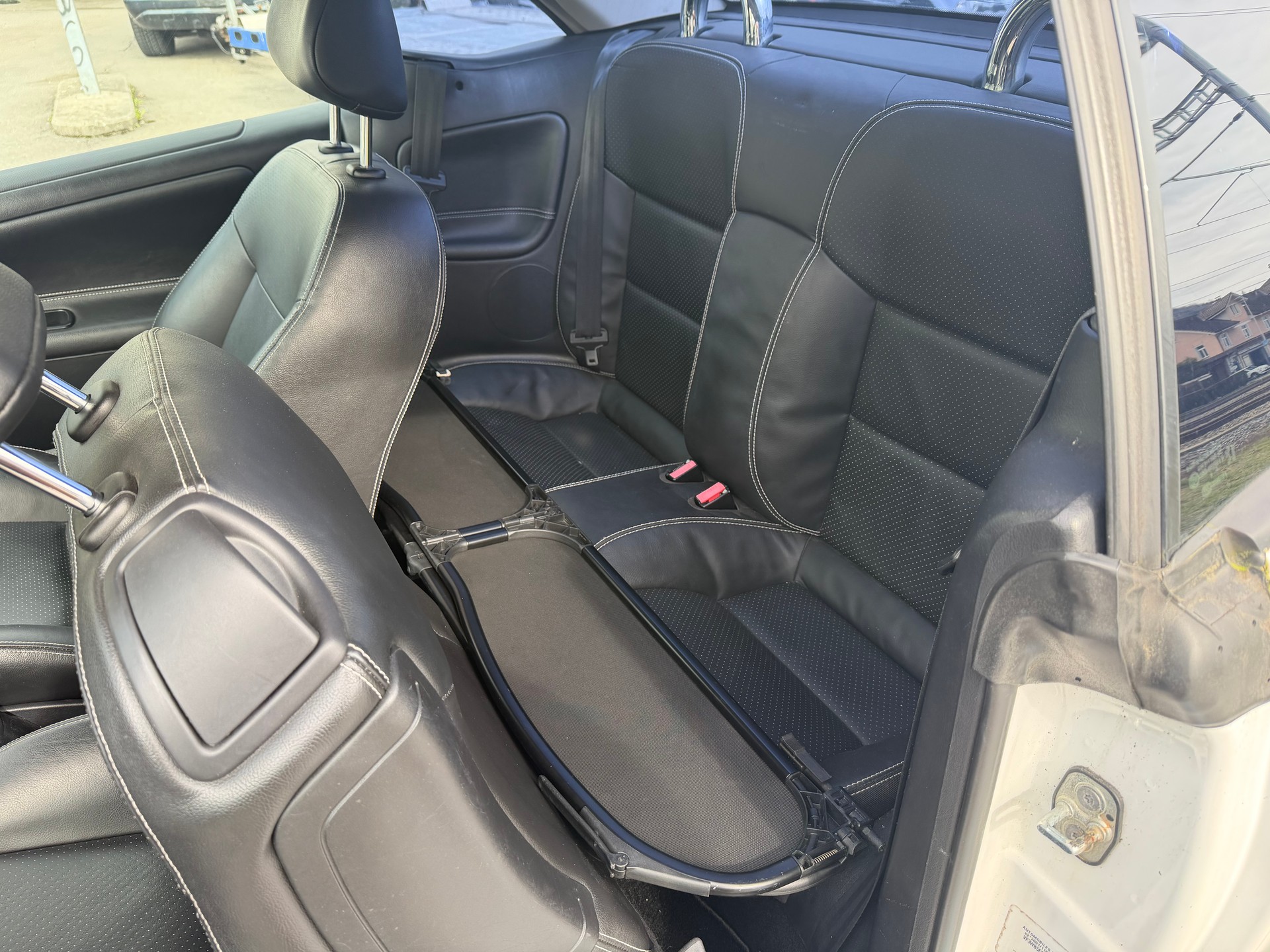 PEUGEOT 207 CC 1.6 16V Turbo Swiss Edition-image-6