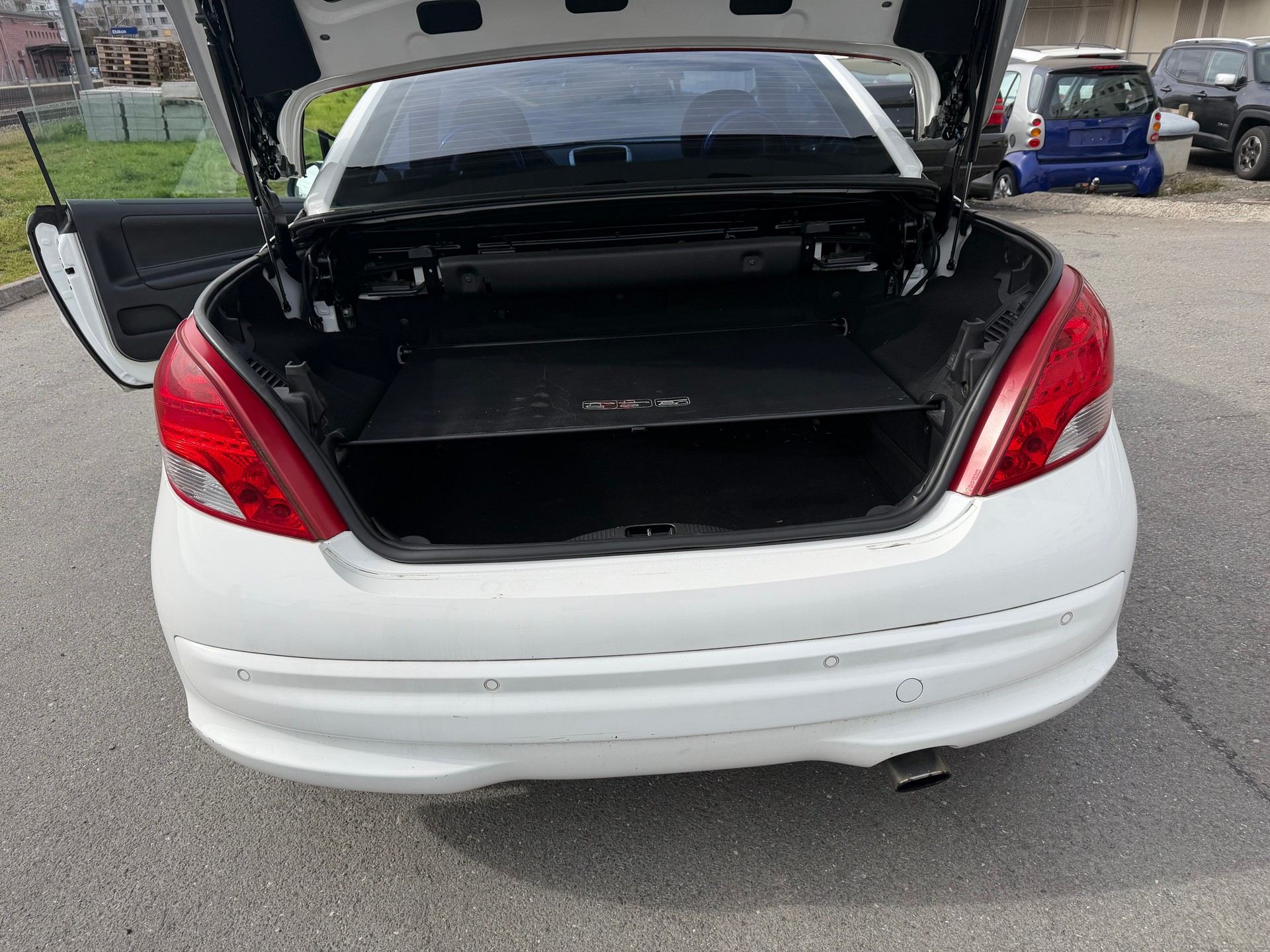 PEUGEOT 207 CC 1.6 16V Turbo Swiss Edition-image-8