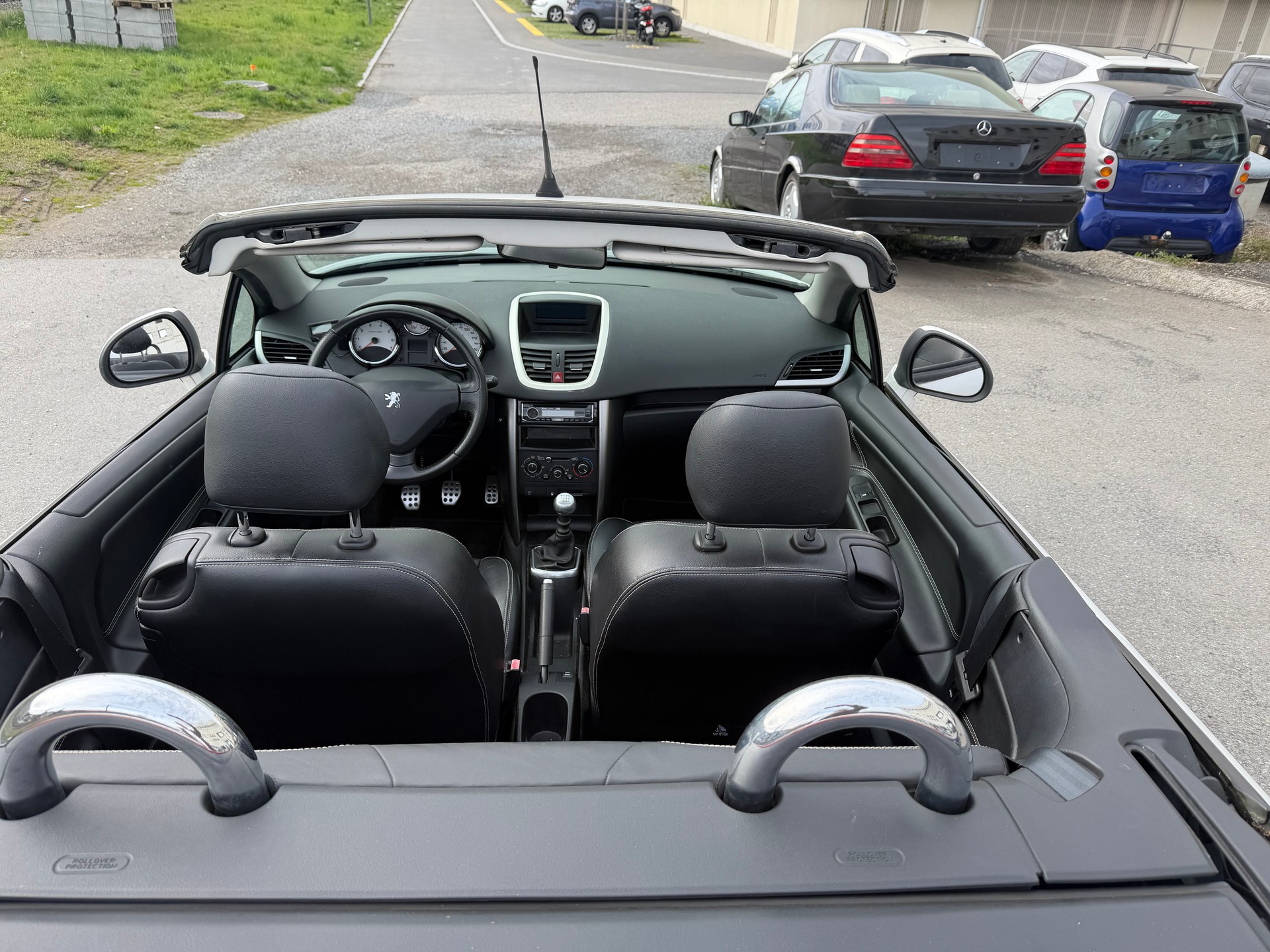 PEUGEOT 207 CC 1.6 16V Turbo Swiss Edition-image-13