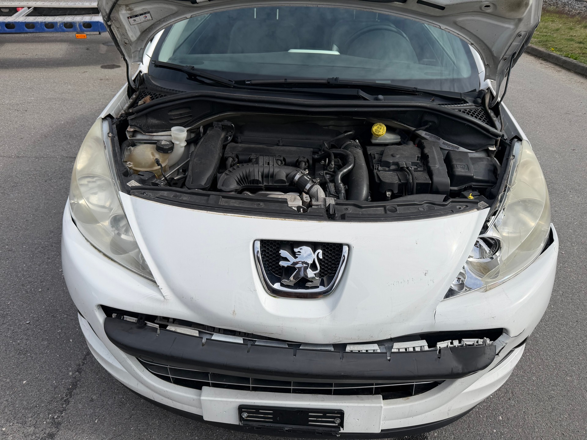 PEUGEOT 207 CC 1.6 16V Turbo Swiss Edition-image-9