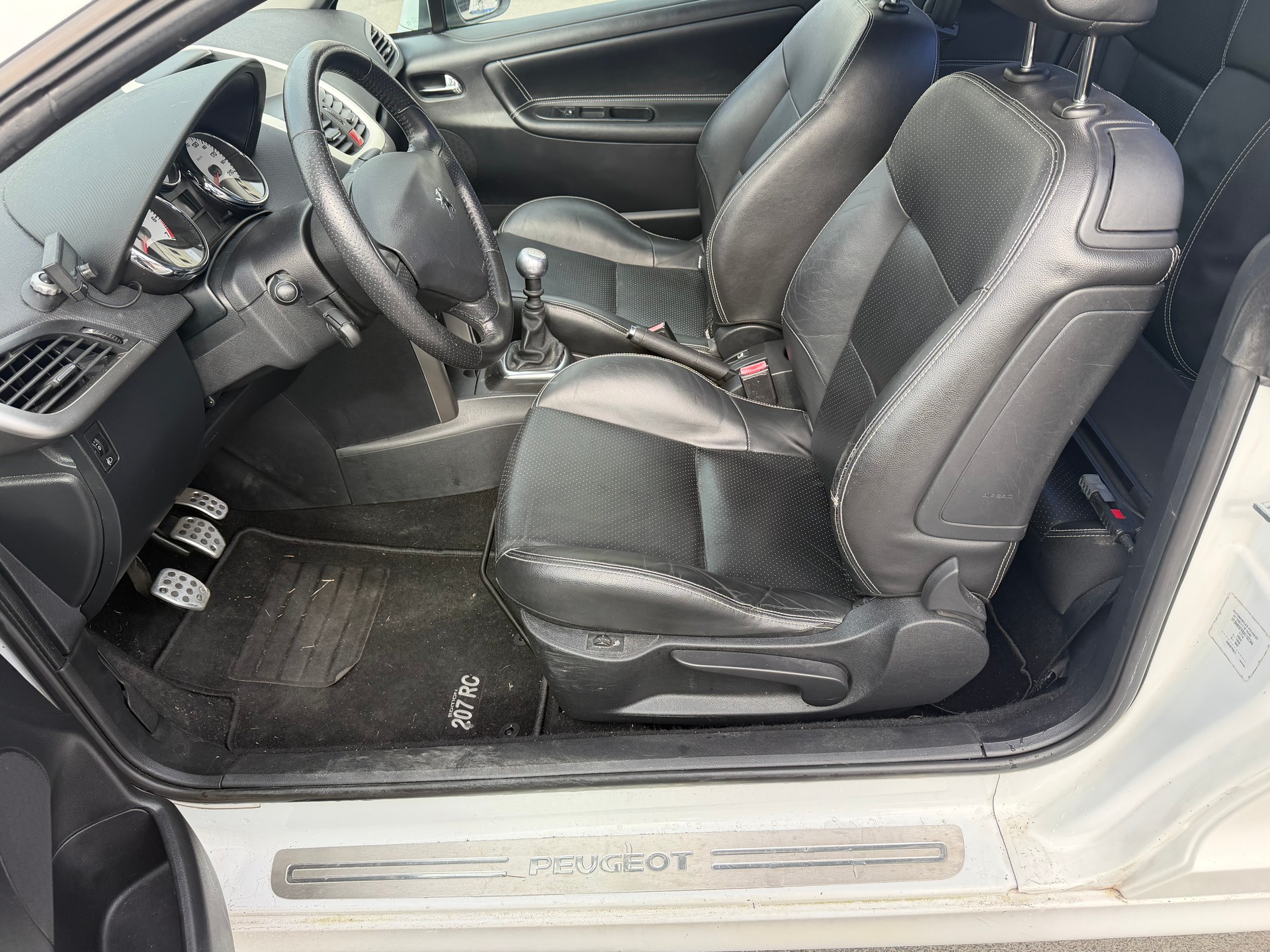 PEUGEOT 207 CC 1.6 16V Turbo Swiss Edition-image-7