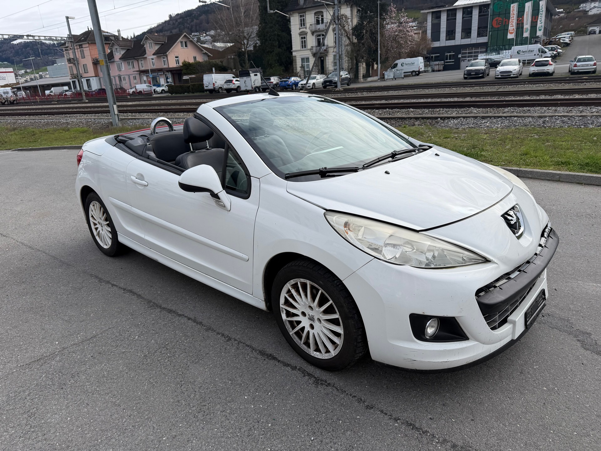PEUGEOT 207 CC 1.6 16V Turbo Swiss Edition-image-12
