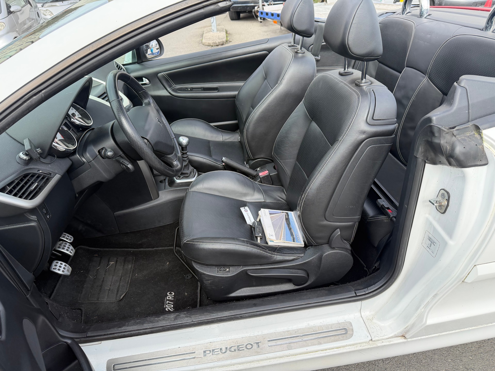 PEUGEOT 207 CC 1.6 16V Turbo Swiss Edition-image-11