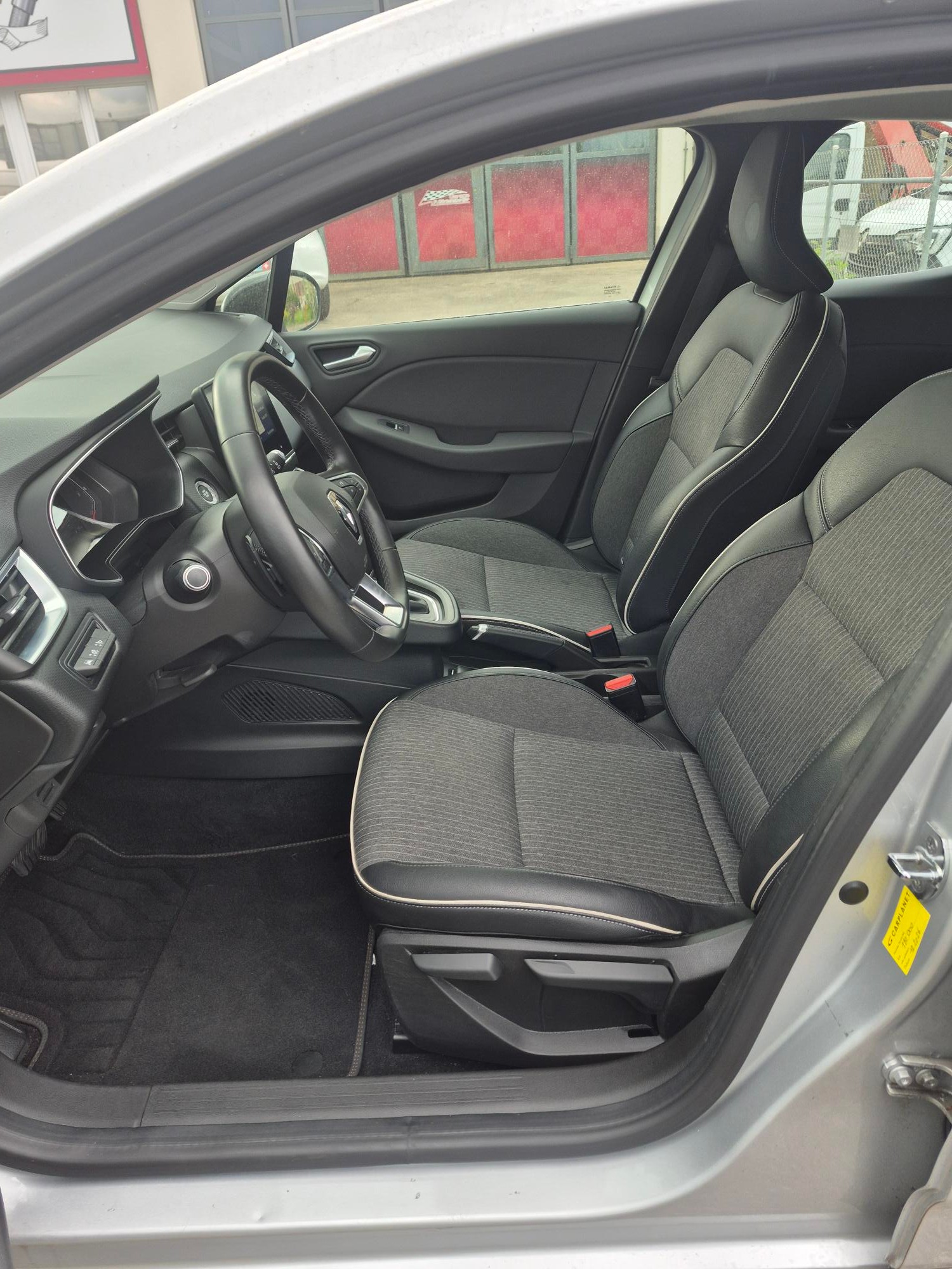 RENAULT Clio 1.3 Intens EDC-image-11