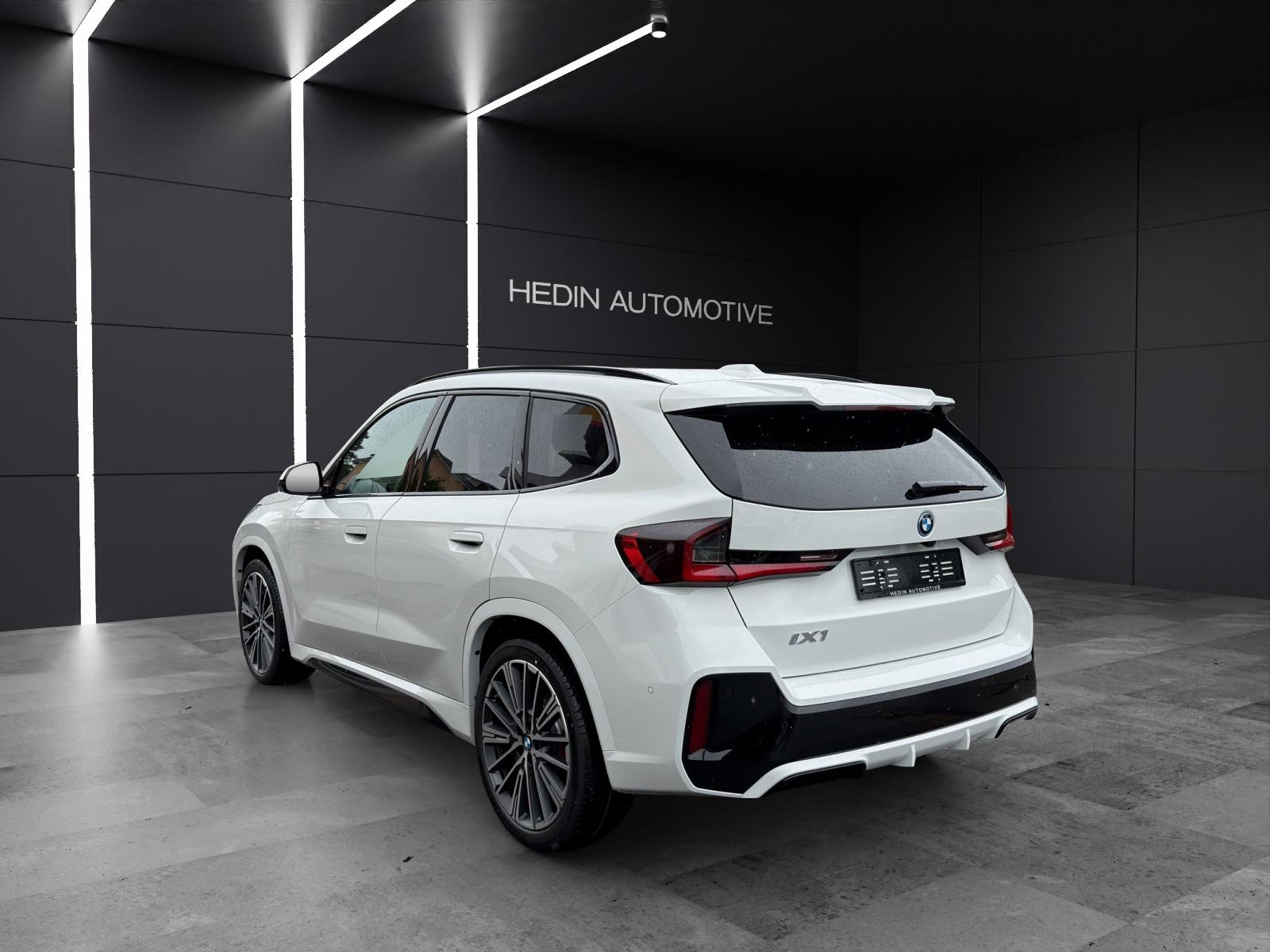 BMW iX1 30 xDrive-showroom-element-2