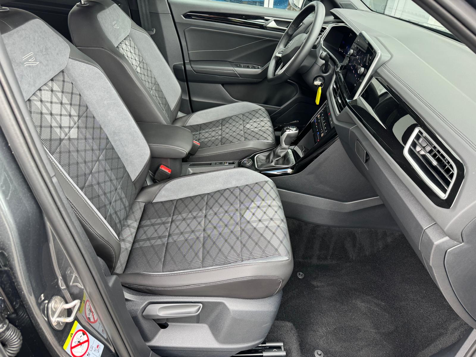 VW T-Roc 2.0 TSI R-Line DSG 4Motion-image-2
