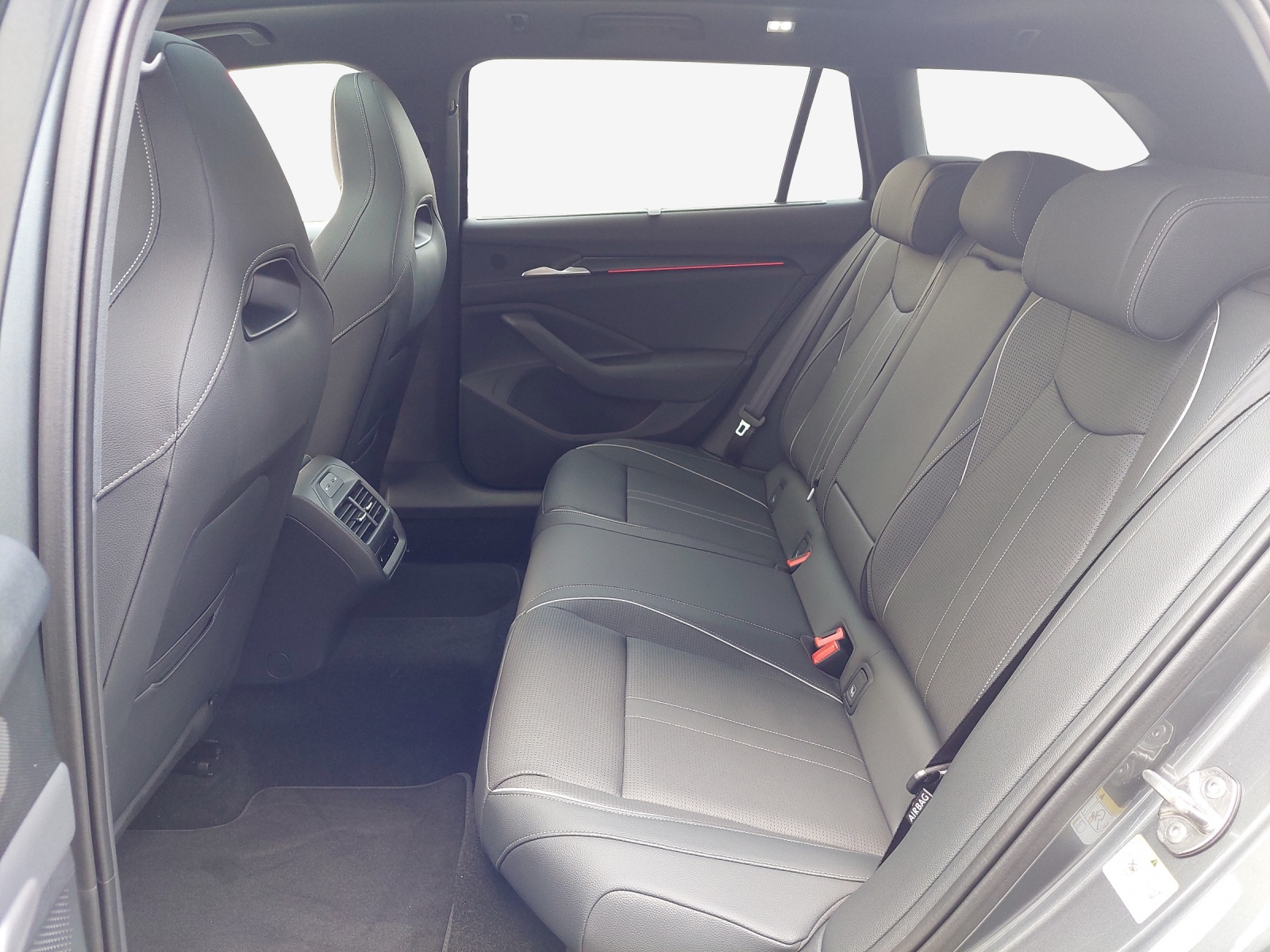 SKODA Superb Combi 1.5 TSI PHEV Sportline DSG-image-11