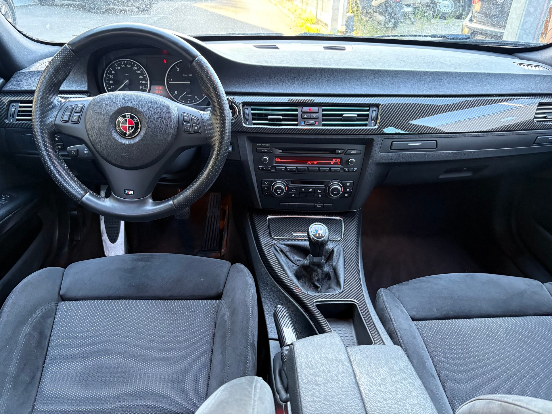 BMW 318d Touring Access-image-11
