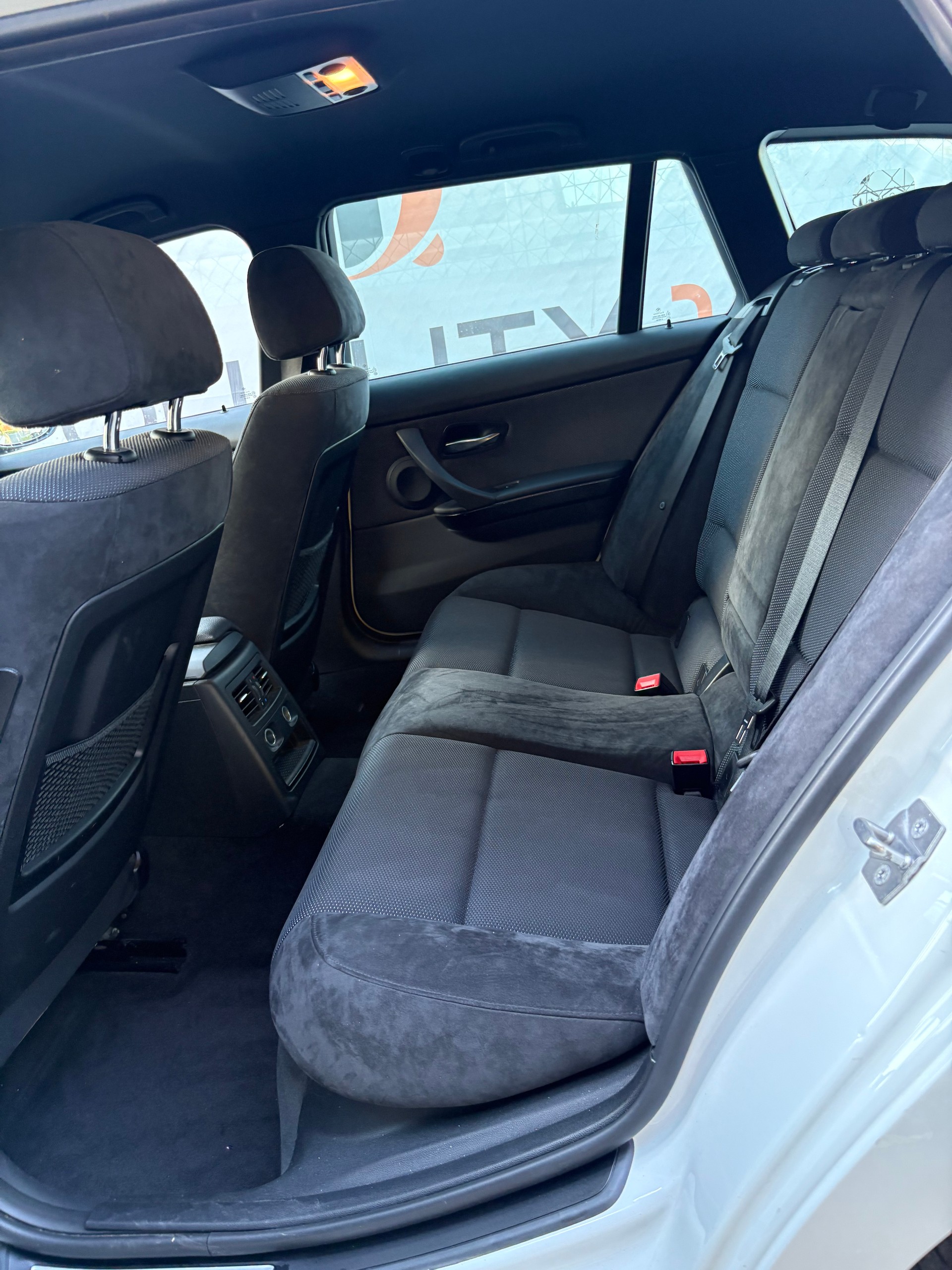 BMW 318d Touring Access-image-12