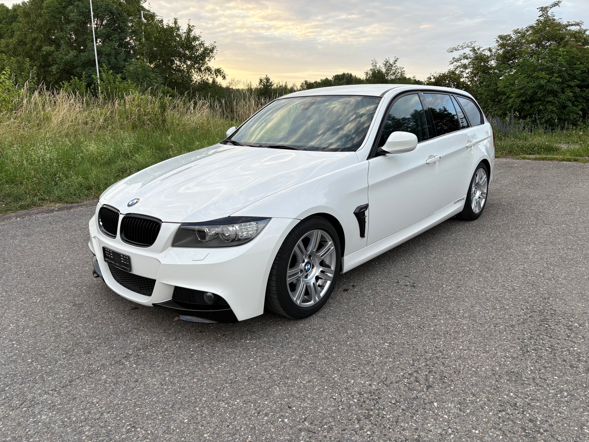 BMW 318d Touring Access-image-2