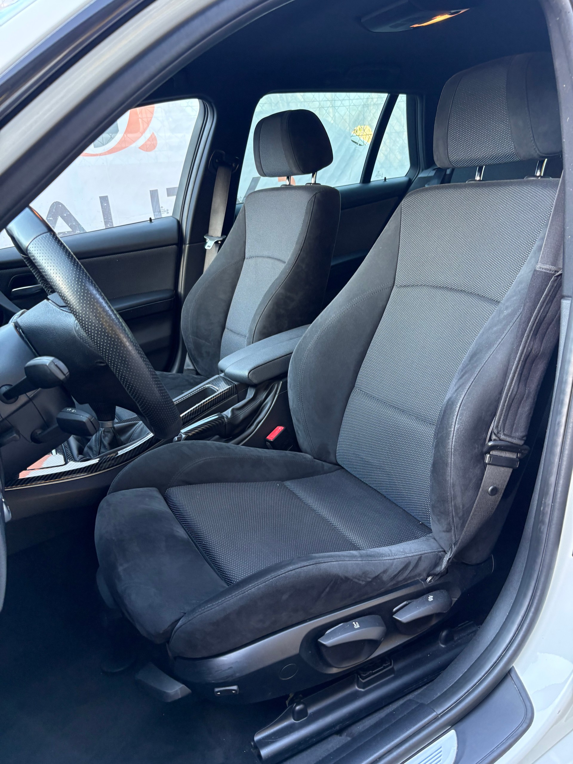 BMW 318d Touring Access-image-10