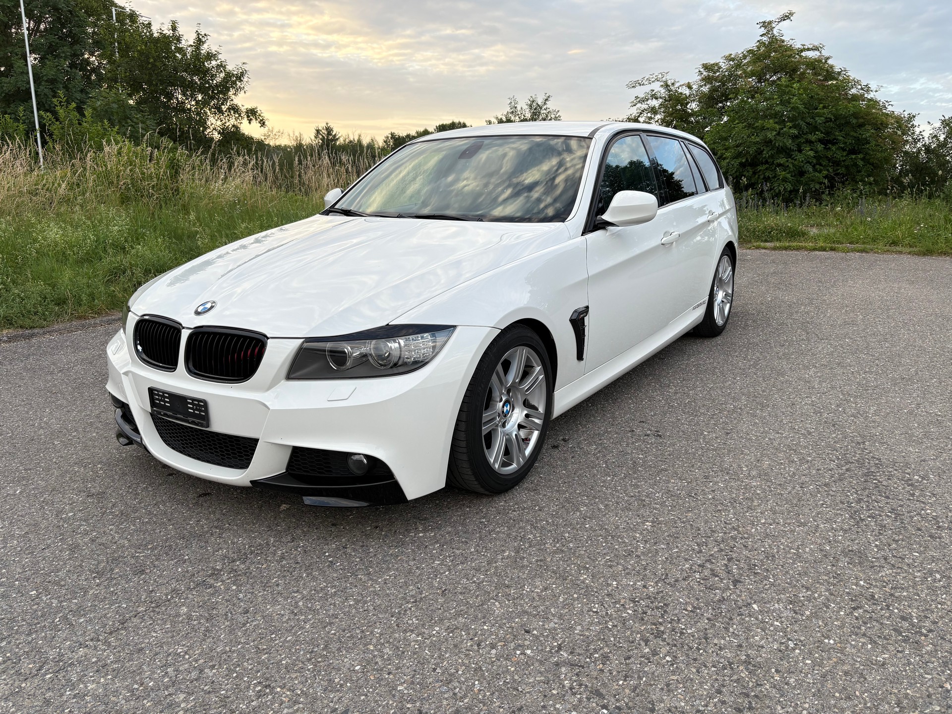 BMW 318d Touring Access-image-0