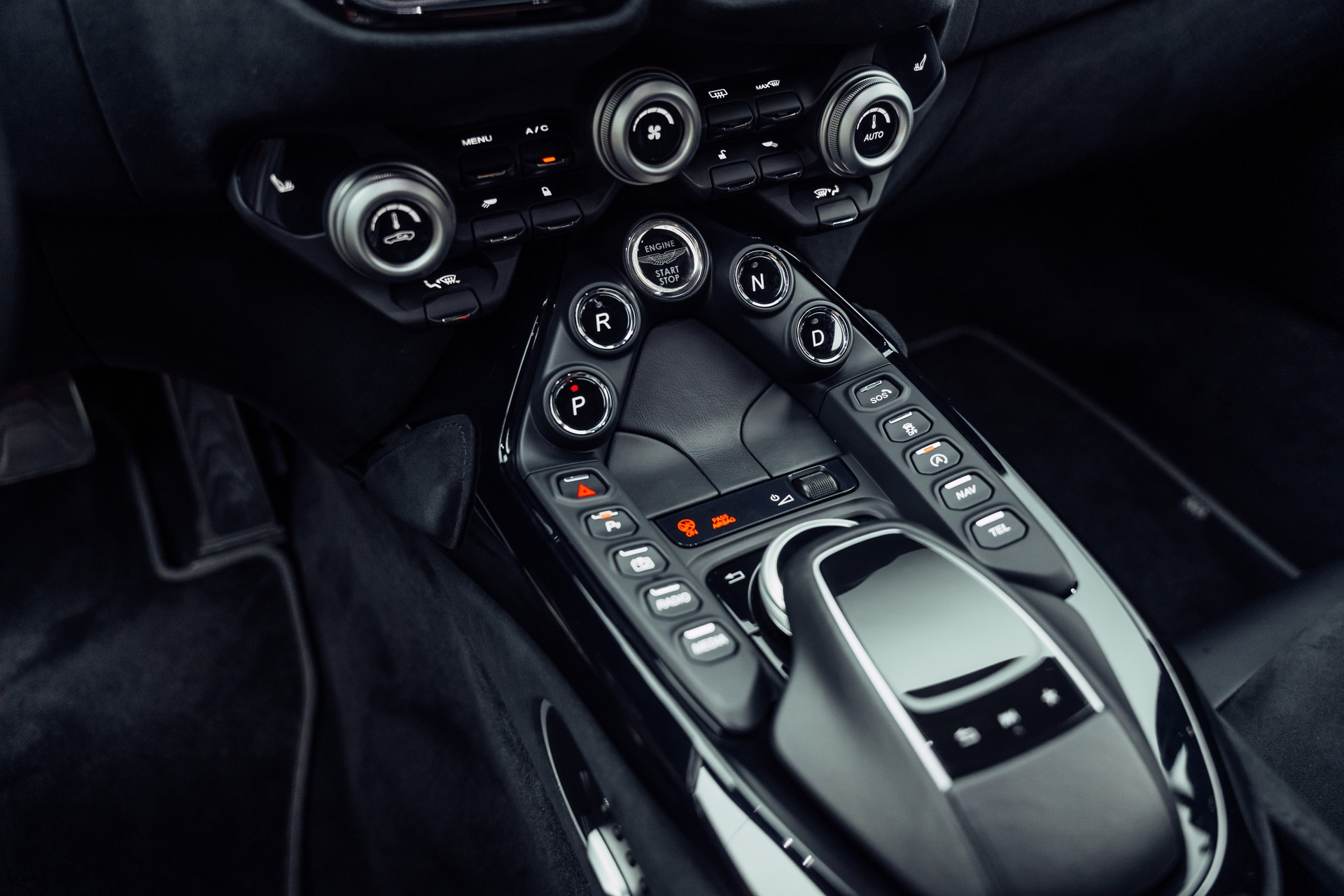 ASTON MARTIN V8 Vantage 4.0 Coupé-image-10