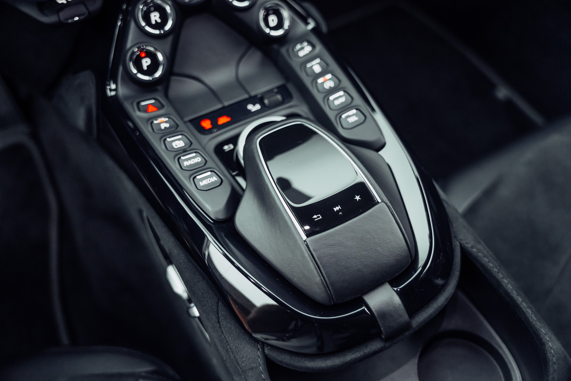 ASTON MARTIN V8 Vantage 4.0 Coupé-image-11