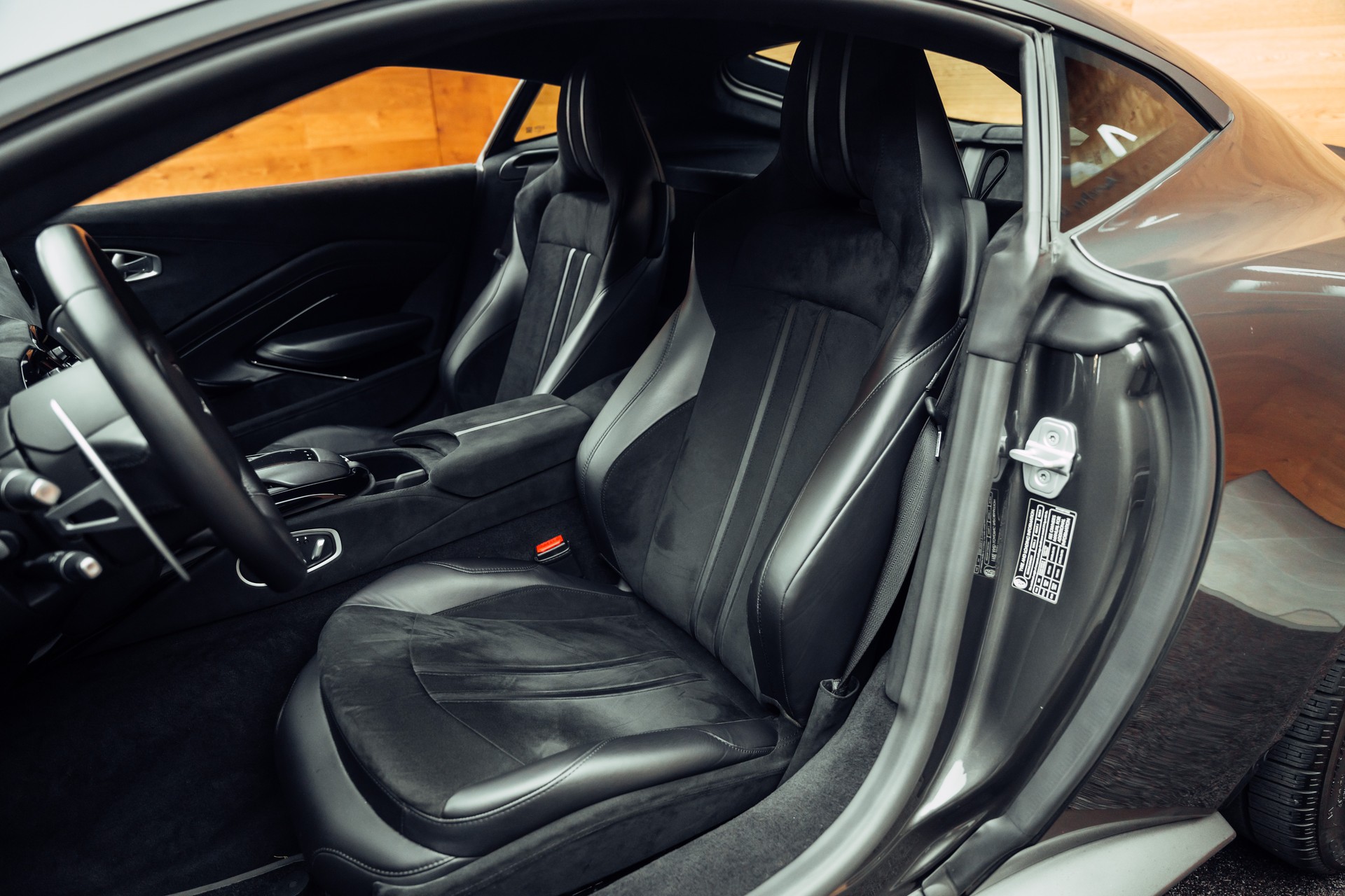 ASTON MARTIN V8 Vantage 4.0 Coupé-image-5