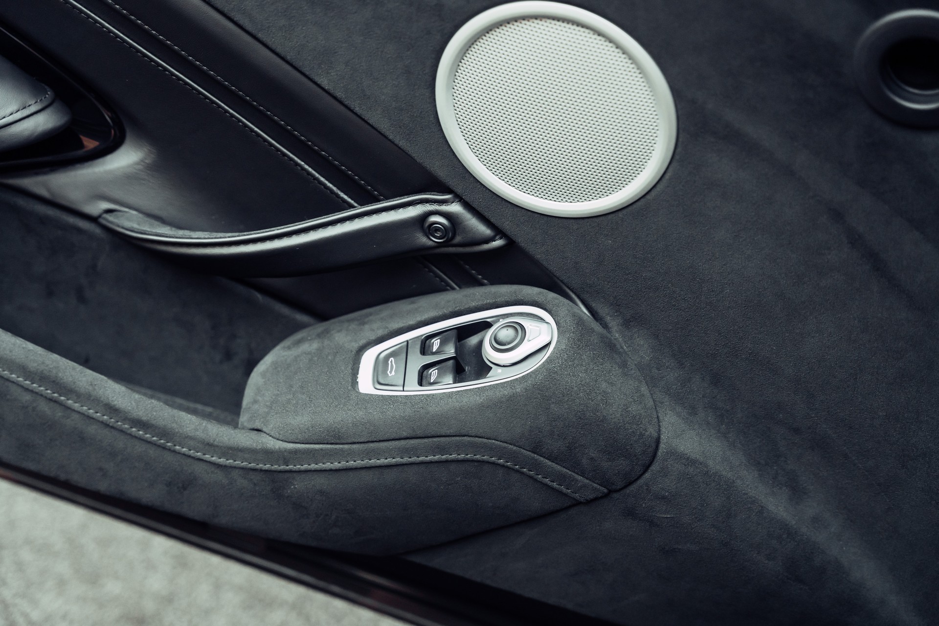 ASTON MARTIN V8 Vantage 4.0 Coupé-image-14
