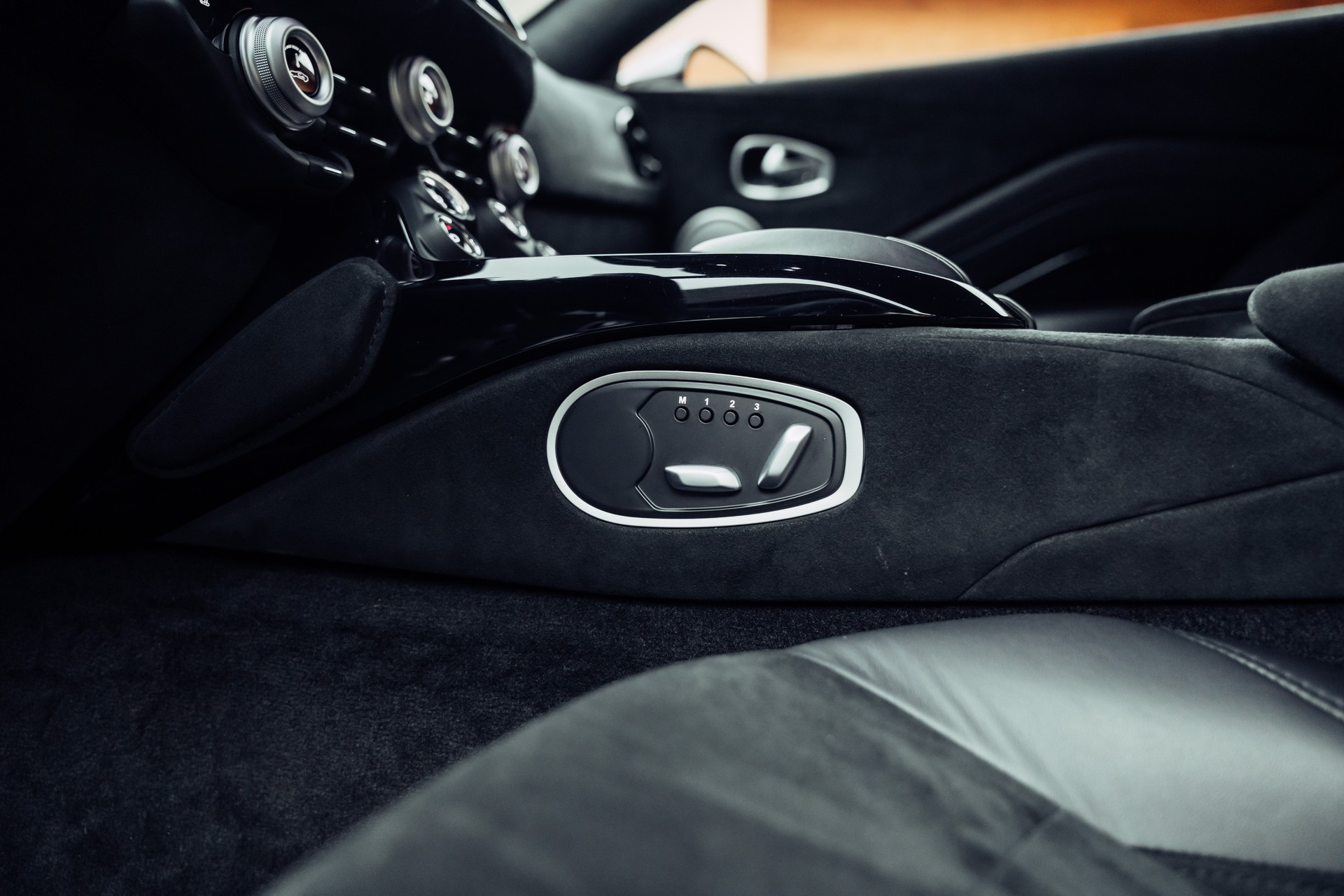 ASTON MARTIN V8 Vantage 4.0 Coupé-image-9